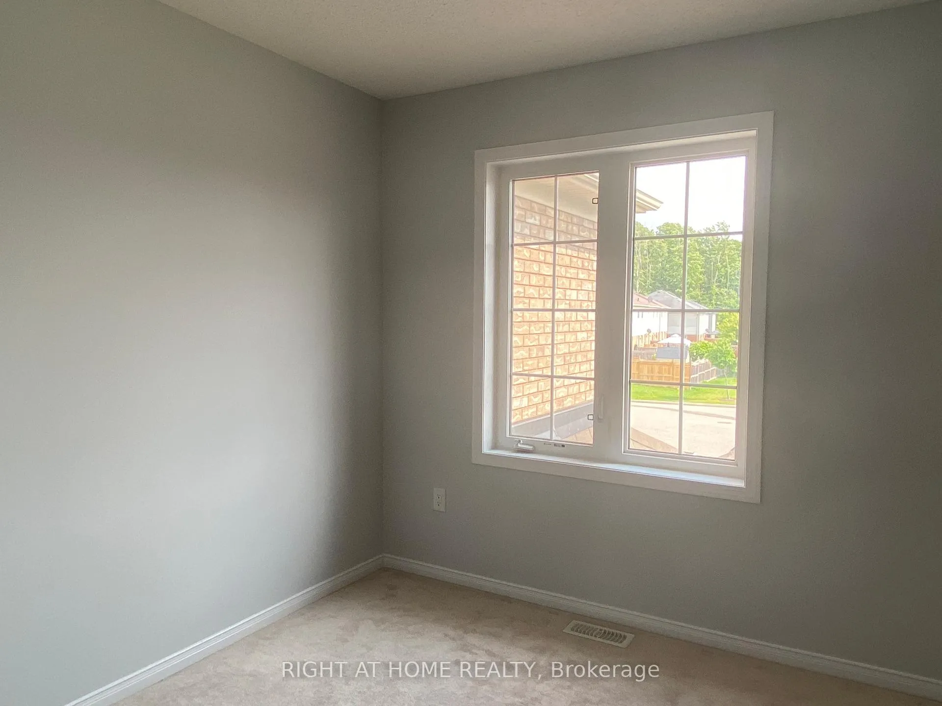 Photo 12 of 16 Lancaster Court, Barrie, Innis-Shore — HOMEH
