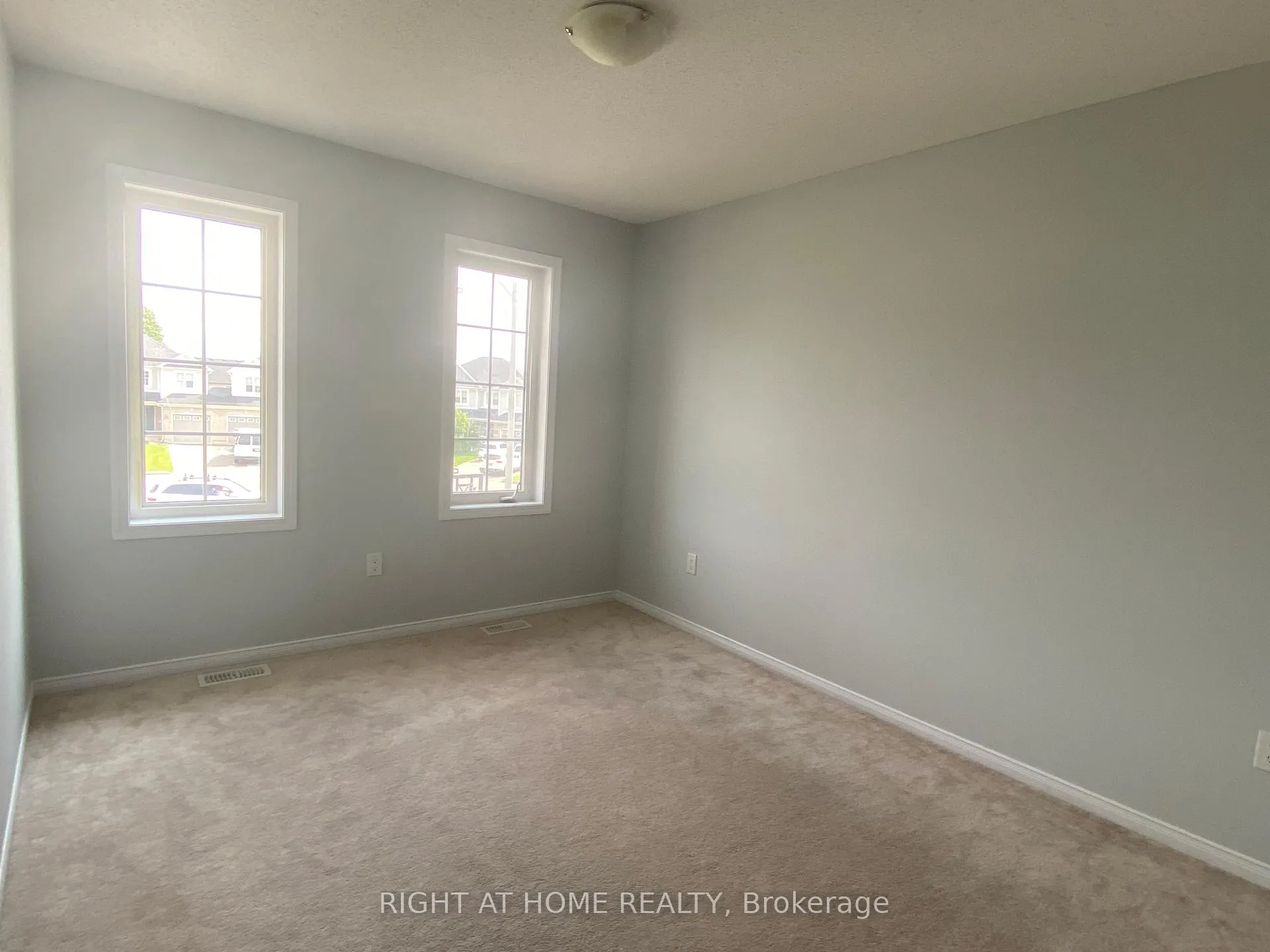 Photo 13 of 16 Lancaster Court, Barrie, Innis-Shore — HOMEH