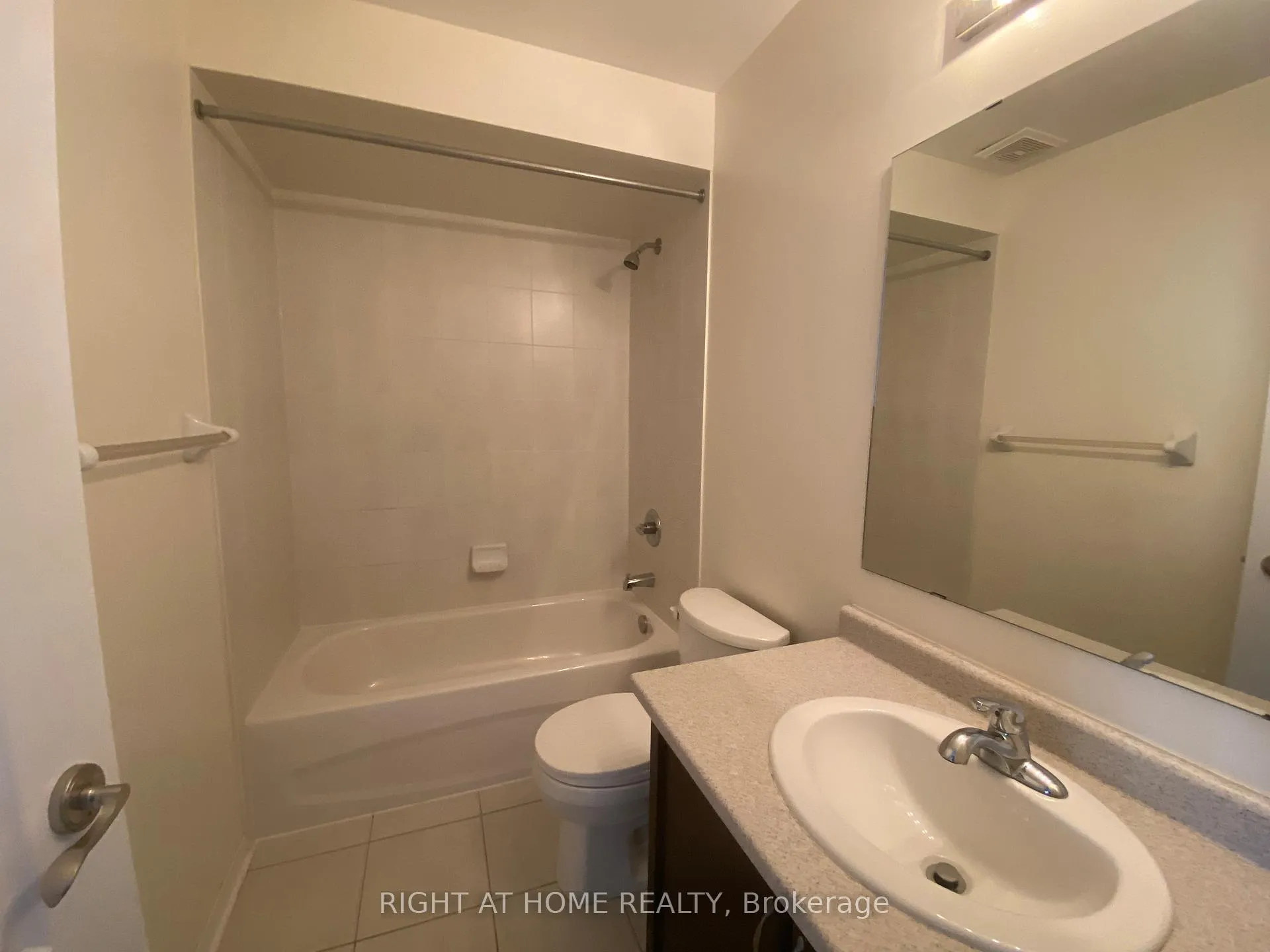 Photo 14 of 16 Lancaster Court, Barrie, Innis-Shore — HOMEH