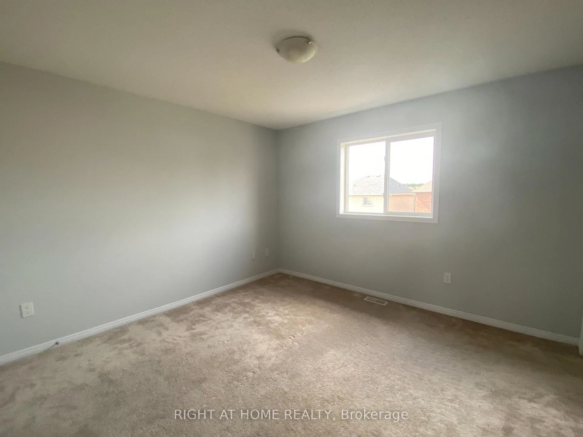 Photo 15 of 16 Lancaster Court, Barrie, Innis-Shore — HOMEH