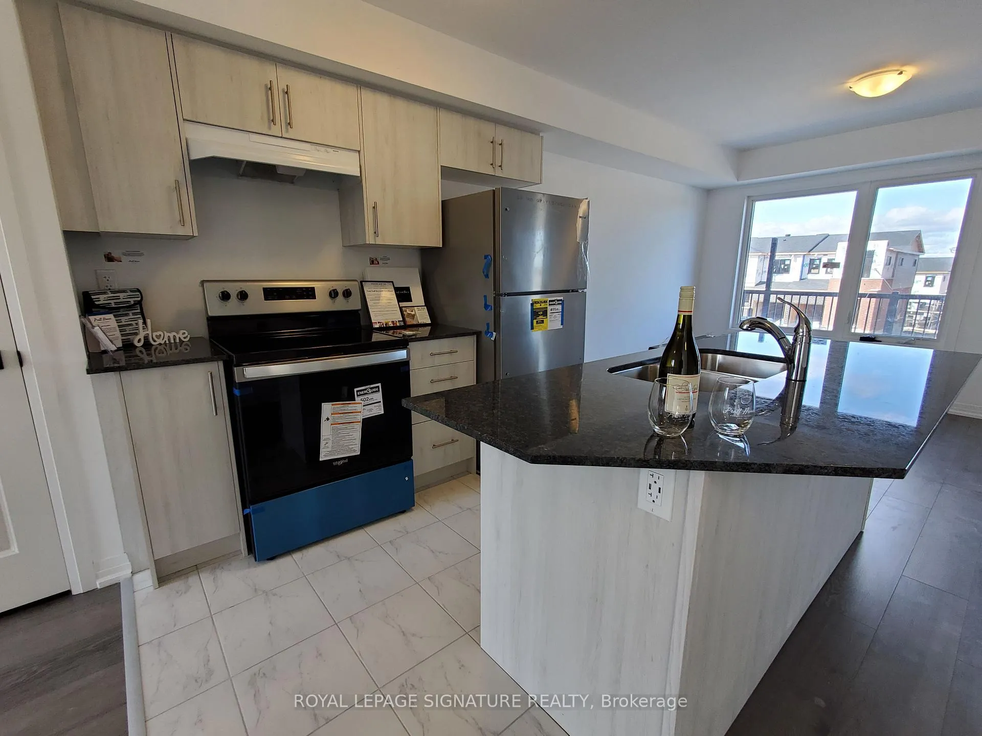 Photo 4 of 13 Fairlane Avenue, Barrie, Painswick North — HOMEH