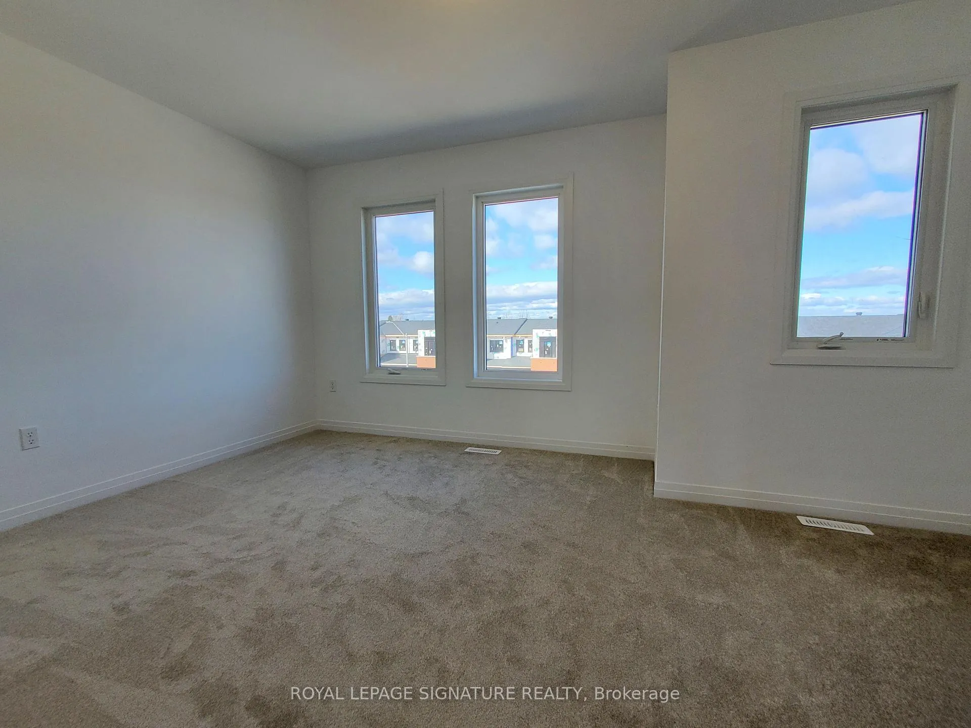 Photo 9 of 13 Fairlane Avenue, Barrie, Painswick North — HOMEH