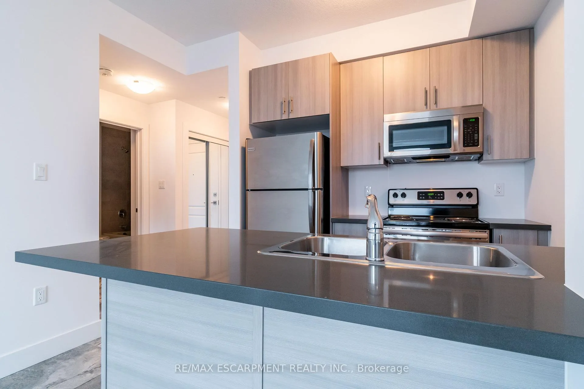 Photo 5 of Unit 523, 125 Shoreview Place, Hamilton, Stoney Creek — HOMEH