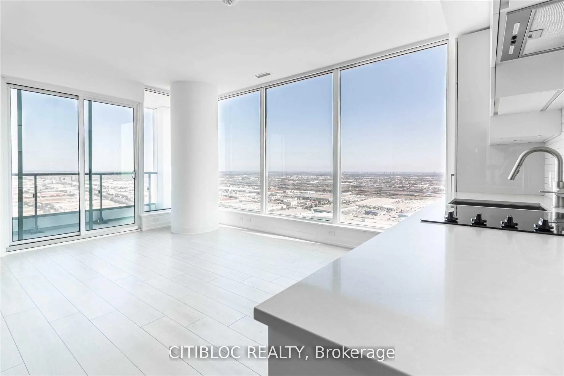 Photo 4 of Unit PH 2, 898 Portage Parkway, Vaughan, Concord — HOMEH