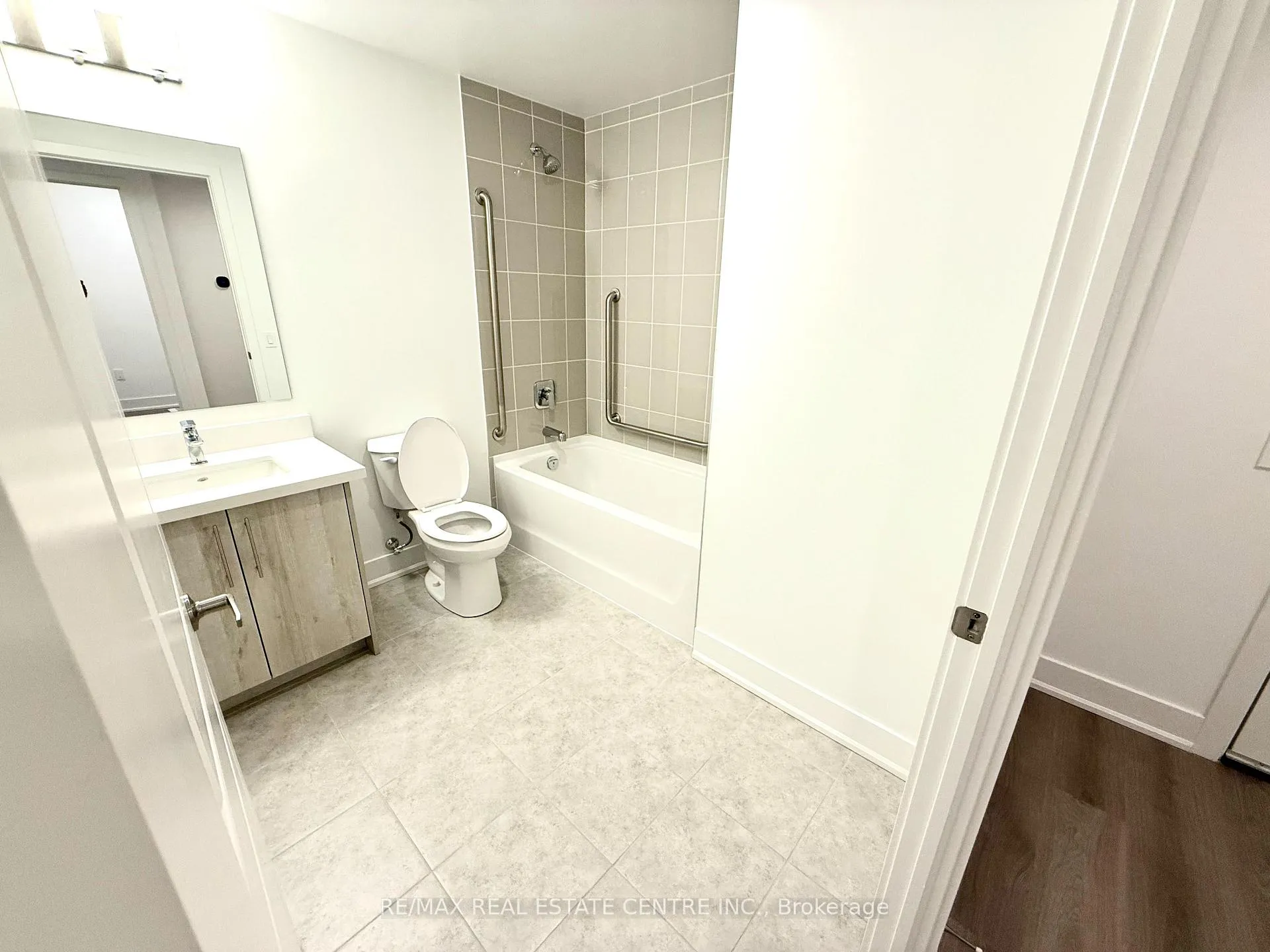 Photo 5 of Unit 227, 575 Conklin Road N, Brant, Brantford Twp — HOMEH