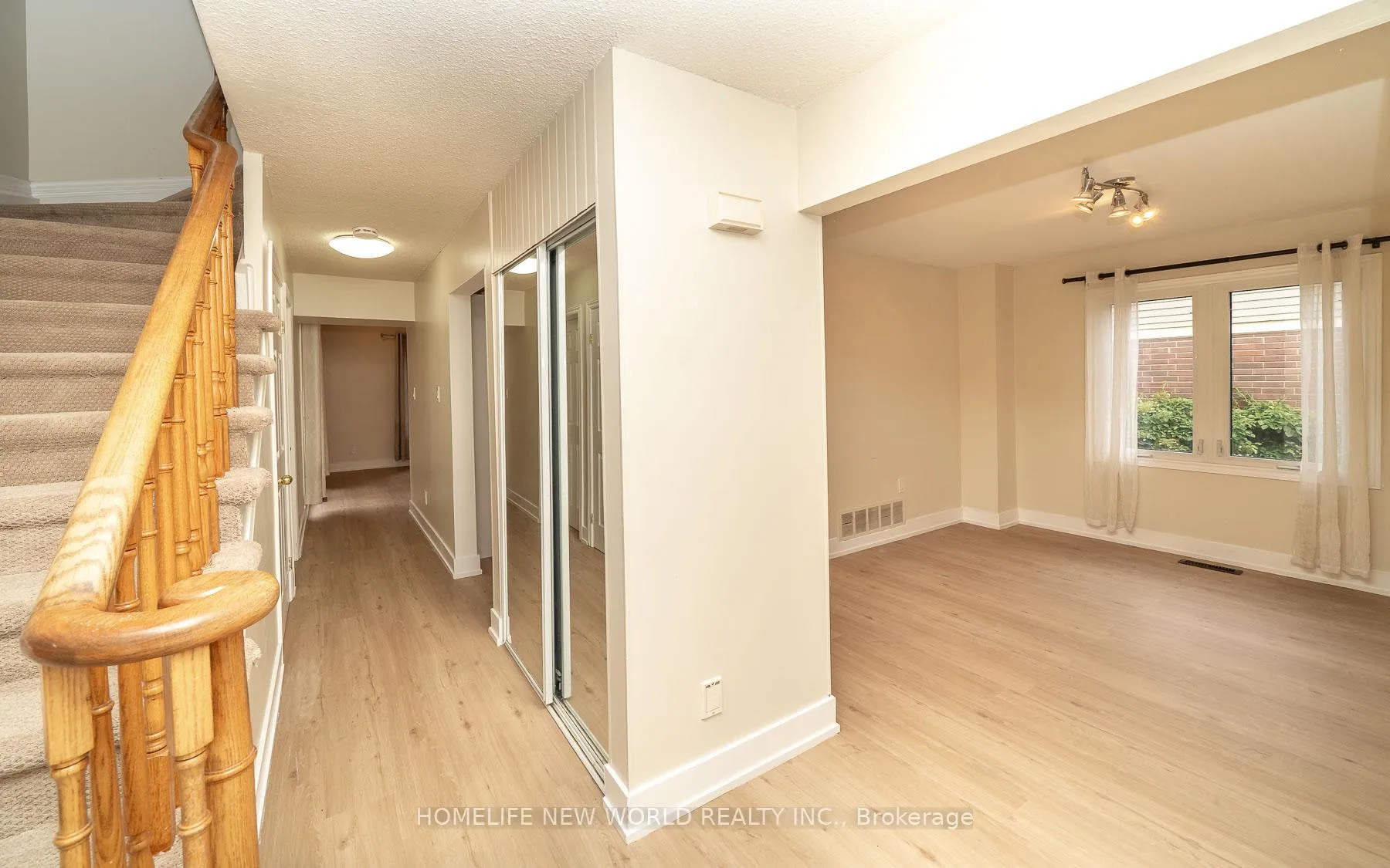Photo 4 of 296 John Bowser Crescent, Newmarket, Glenway Estates — HOMEH