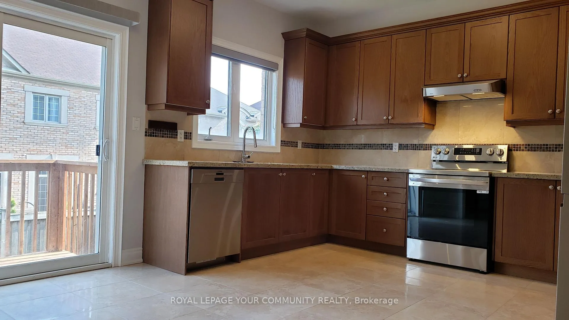 Photo 10 of 146 Moraine Hill Drive, Vaughan, Patterson — HOMEH