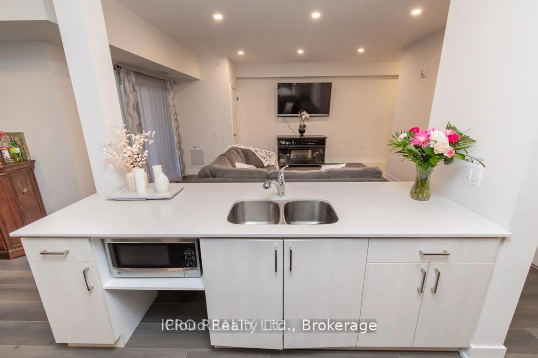 Photo 9 of Unit 401, 4 Spice Way, Barrie, Rural Barrie Southeast — HOMEH