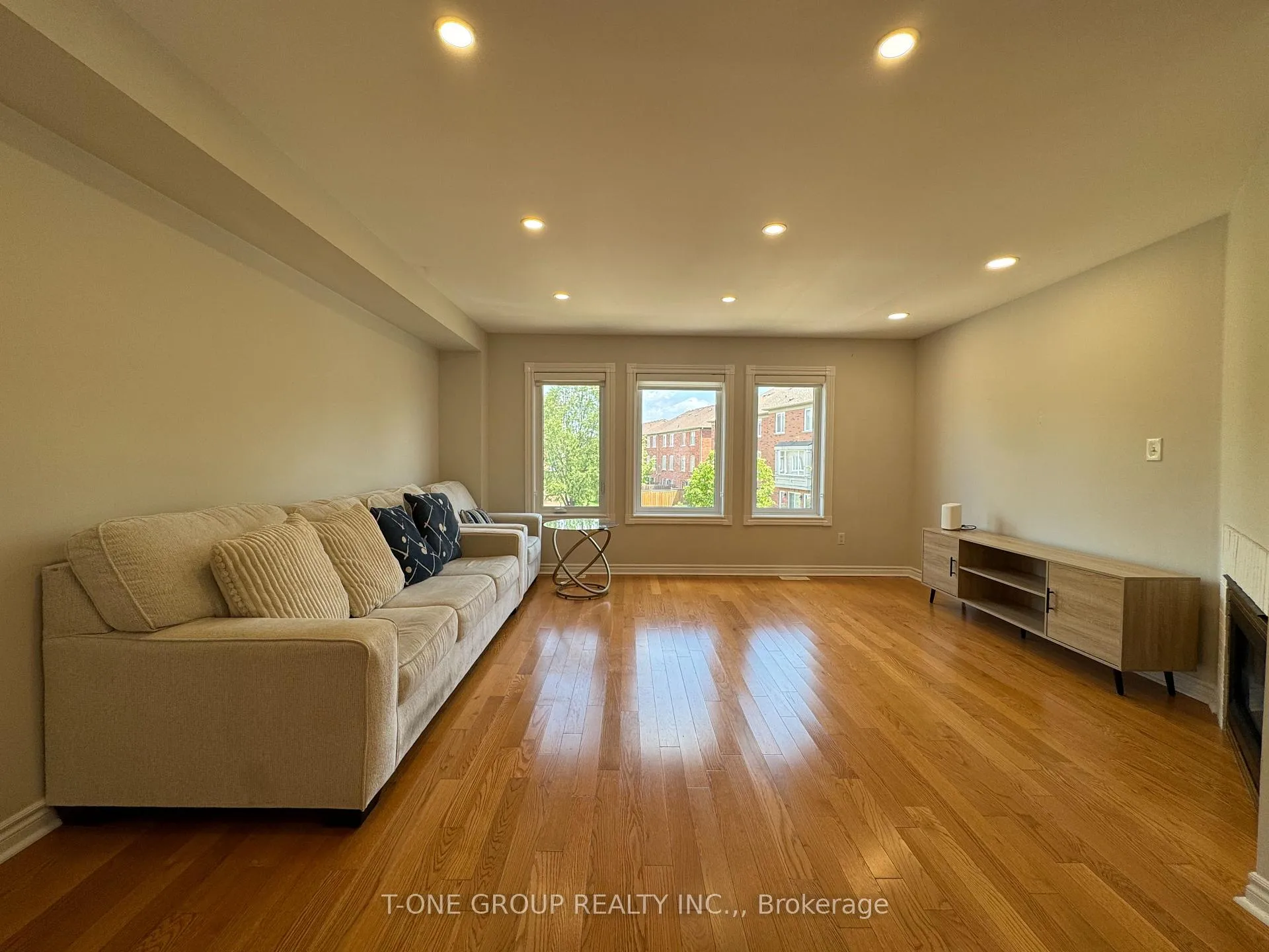 Photo 3 of 150 Leitchcroft Crescent, Markham, Commerce Valley — HOMEH