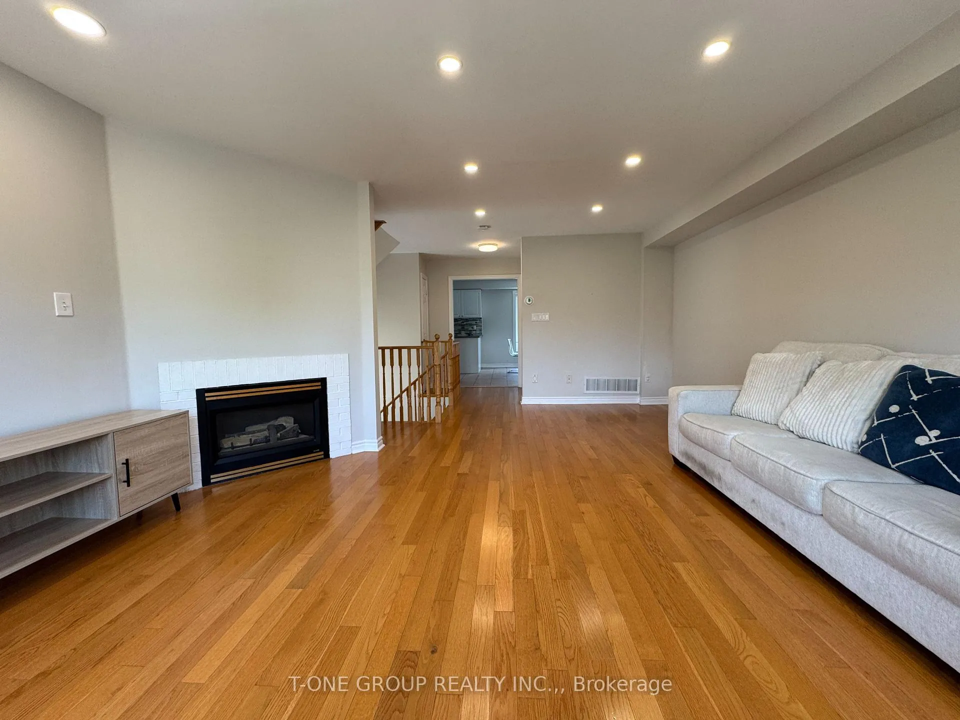 Photo 4 of 150 Leitchcroft Crescent, Markham, Commerce Valley — HOMEH
