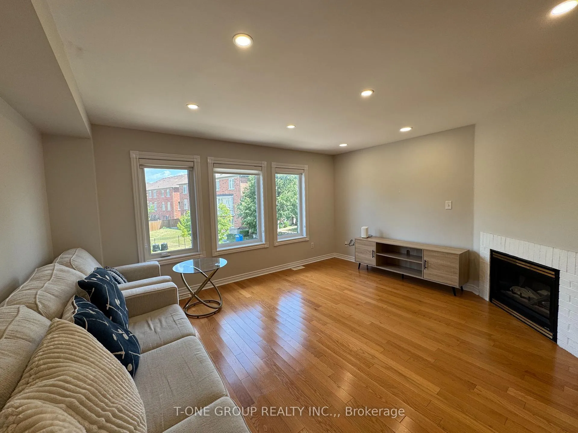Photo 5 of 150 Leitchcroft Crescent, Markham, Commerce Valley — HOMEH