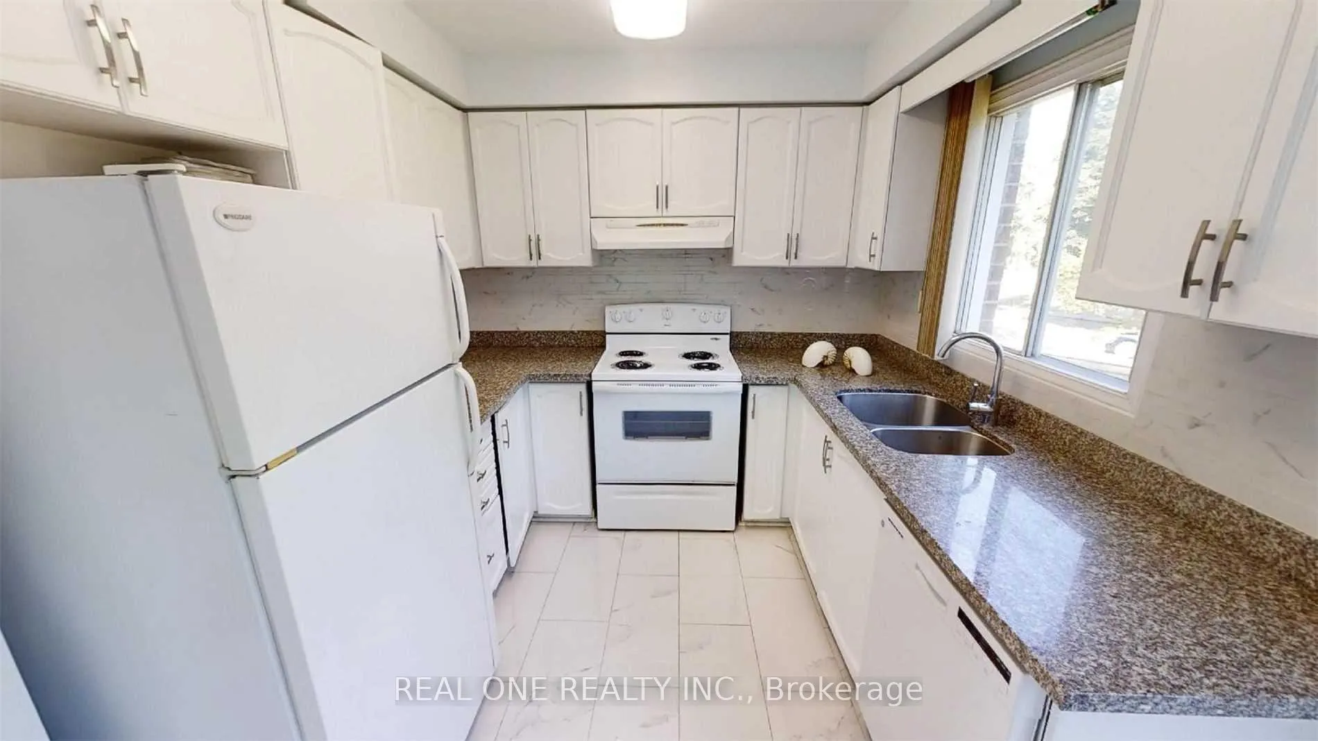 Photo 2 of 41 Hinda Lane, Vaughan, Lakeview Estates — HOMEH