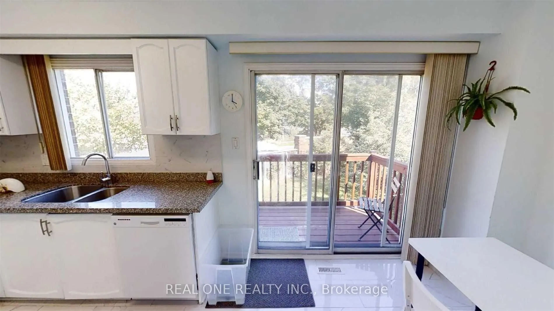 Photo 4 of 41 Hinda Lane, Vaughan, Lakeview Estates — HOMEH