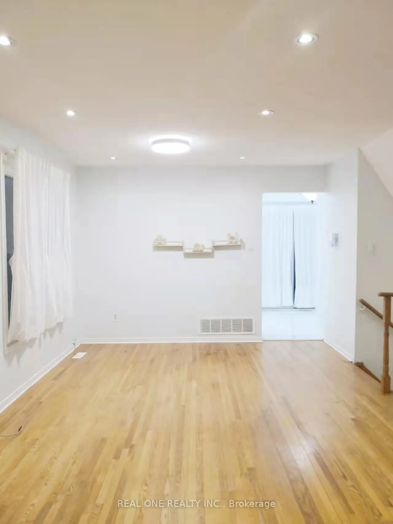 Photo 5 of 41 Hinda Lane, Vaughan, Lakeview Estates — HOMEH