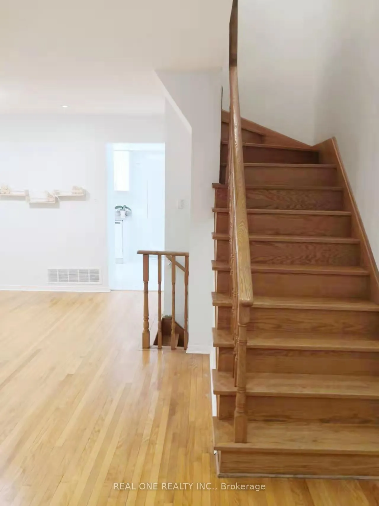 Photo 9 of 41 Hinda Lane, Vaughan, Lakeview Estates — HOMEH
