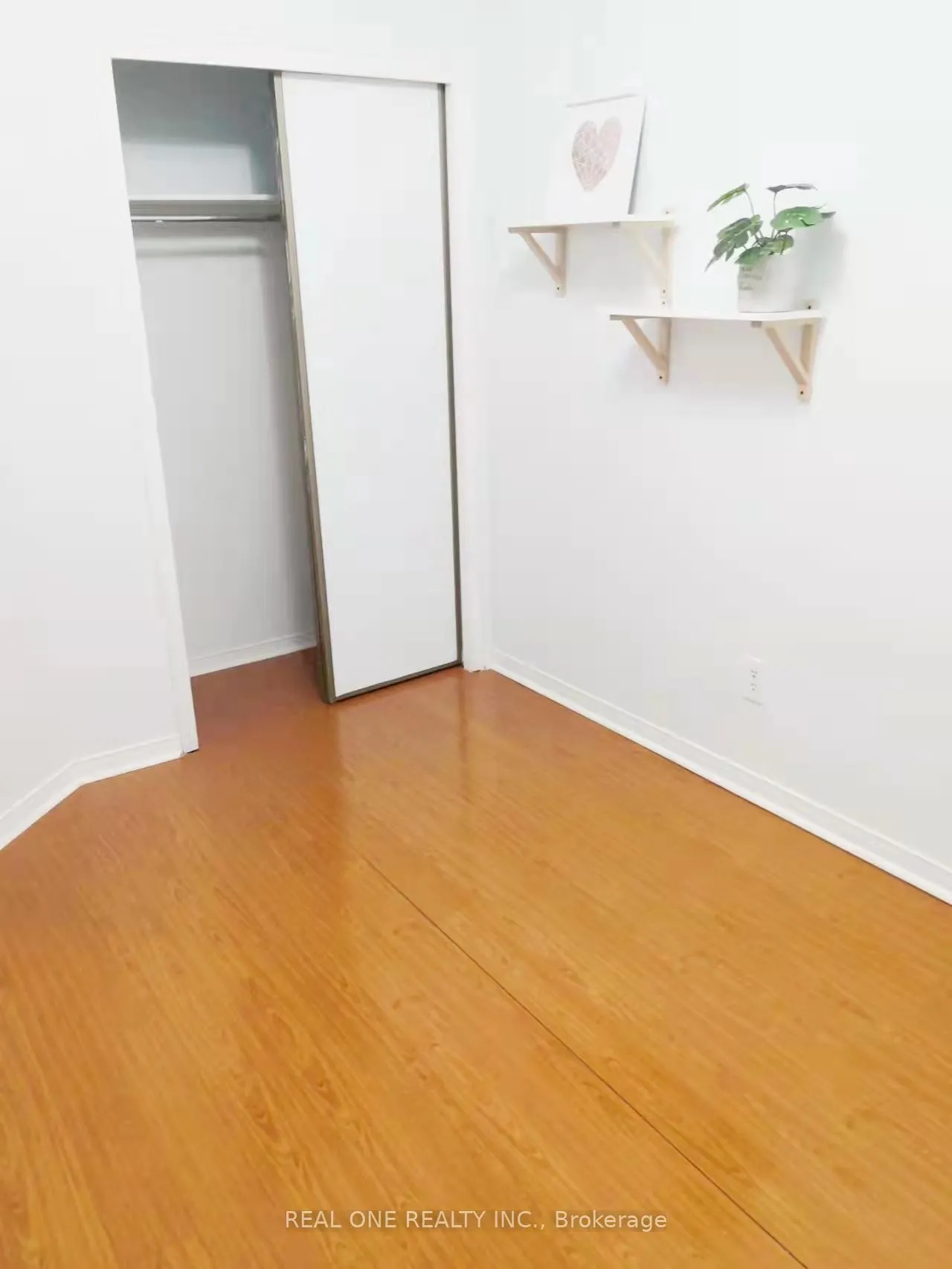 Photo 11 of 41 Hinda Lane, Vaughan, Lakeview Estates — HOMEH