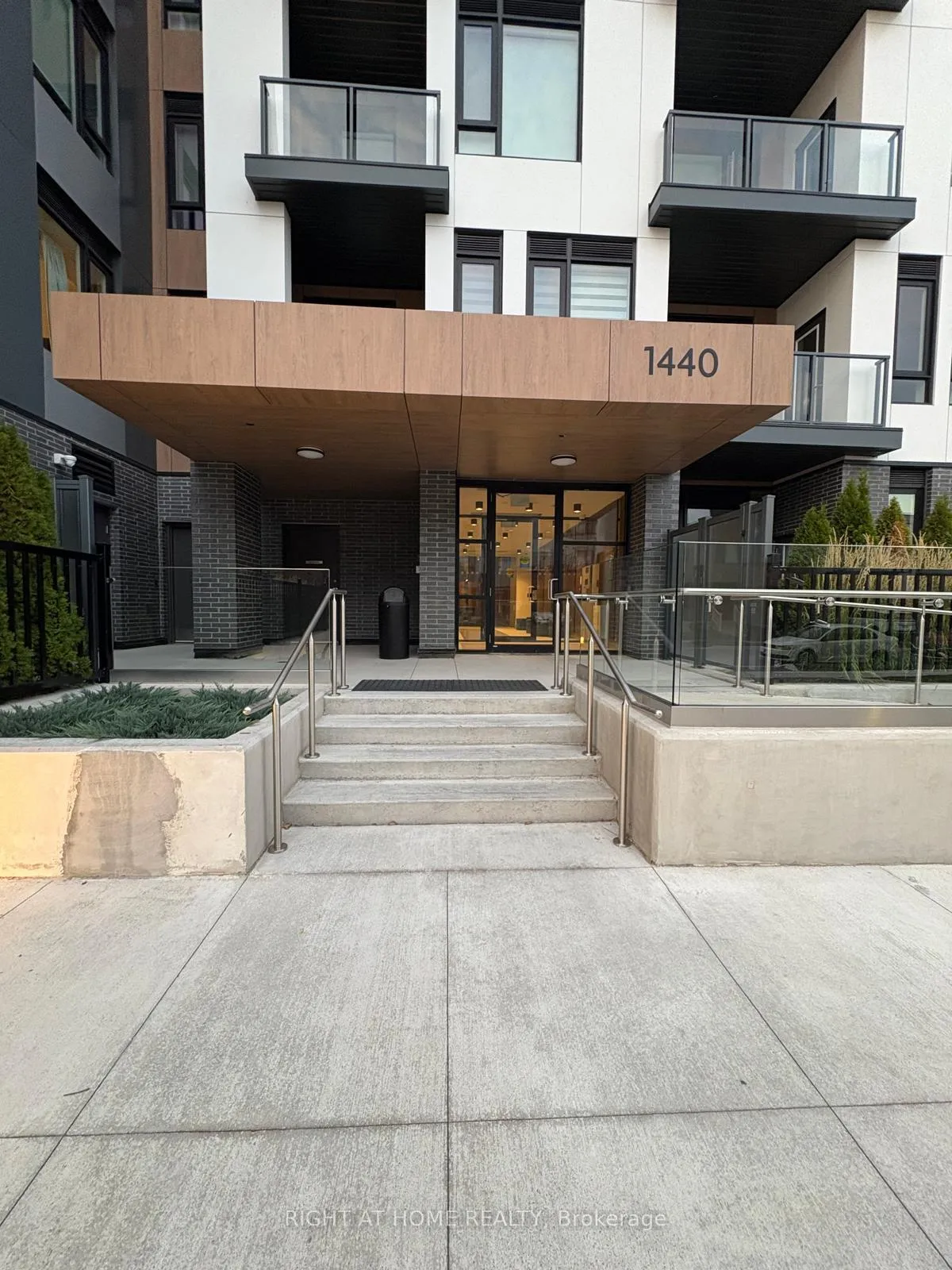 Photo 3 of Unit 109, 1440 Clarriage Court E, Milton, Ford — HOMEH