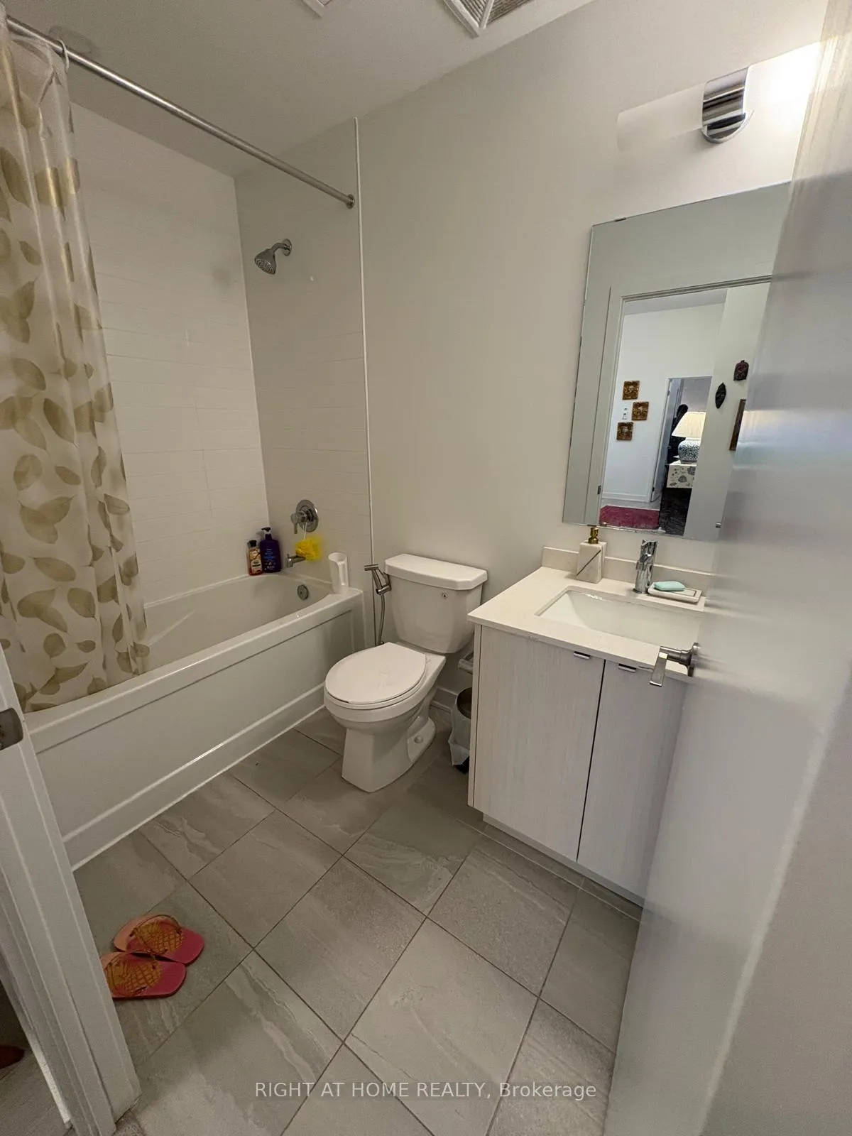 Photo 13 of Unit 109, 1440 Clarriage Court E, Milton, Ford — HOMEH