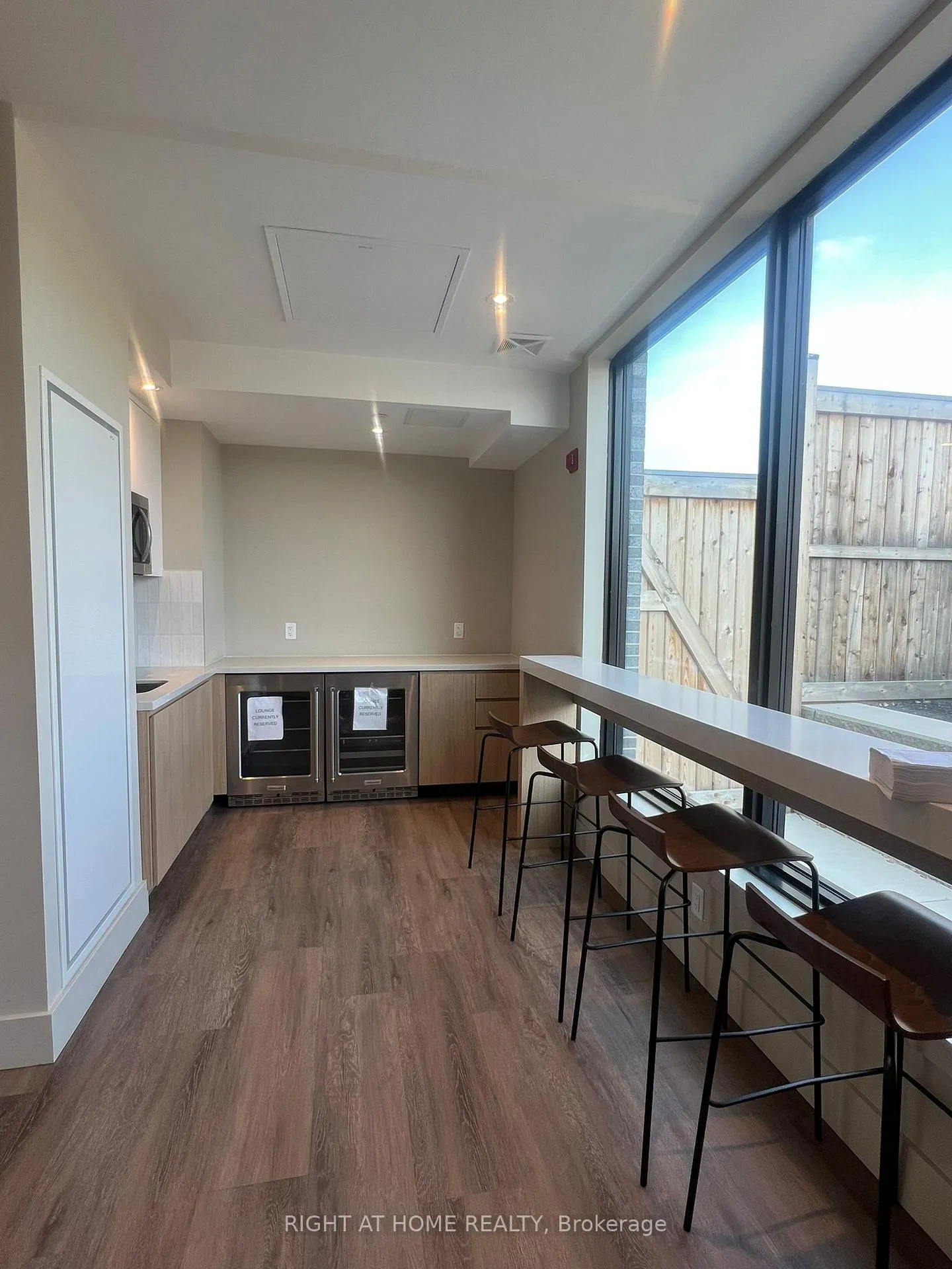 Photo 19 of Unit 109, 1440 Clarriage Court E, Milton, Ford — HOMEH