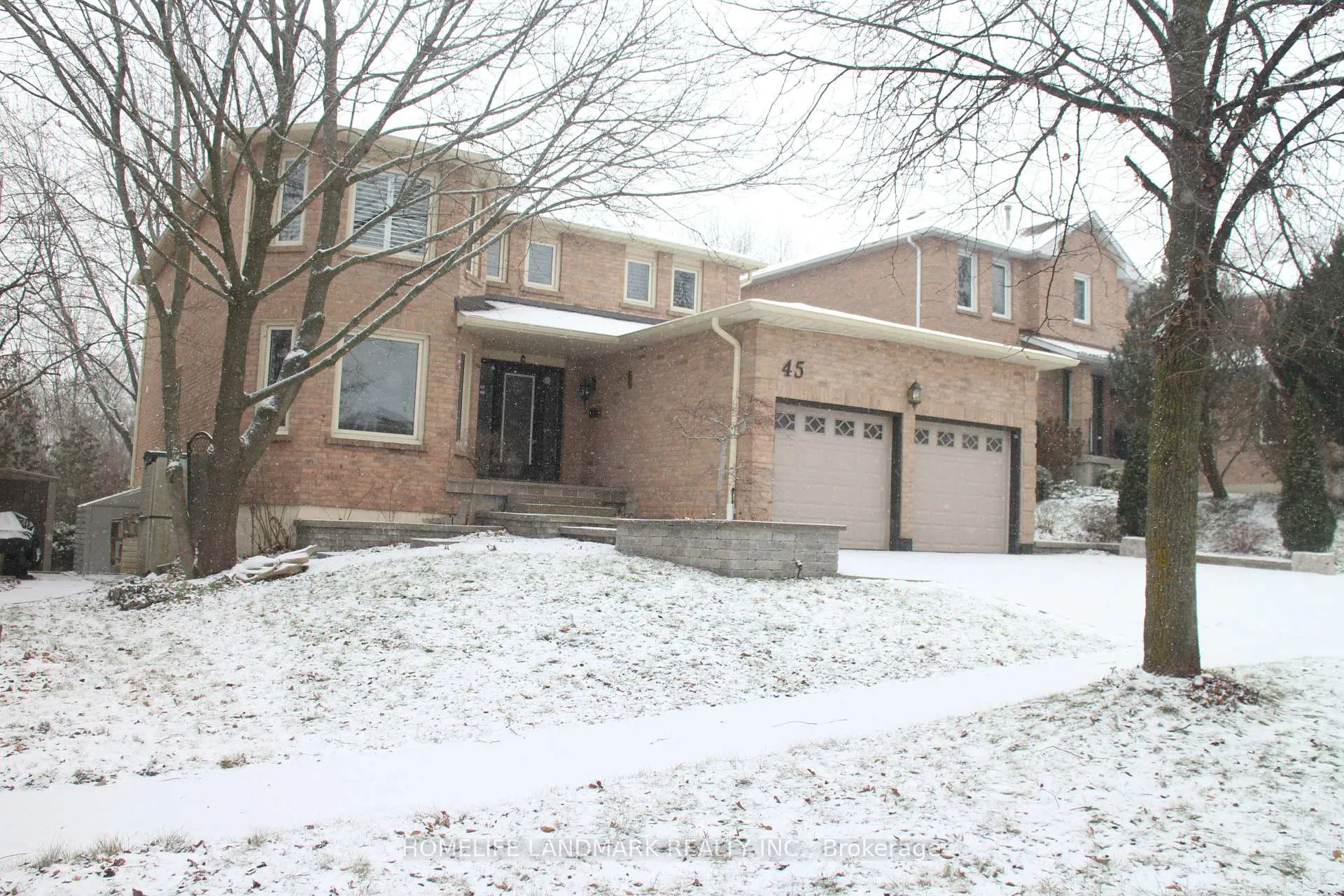 Photo 2 of 45 Autumn Way E, Aurora, Aurora Heights — HOMEH