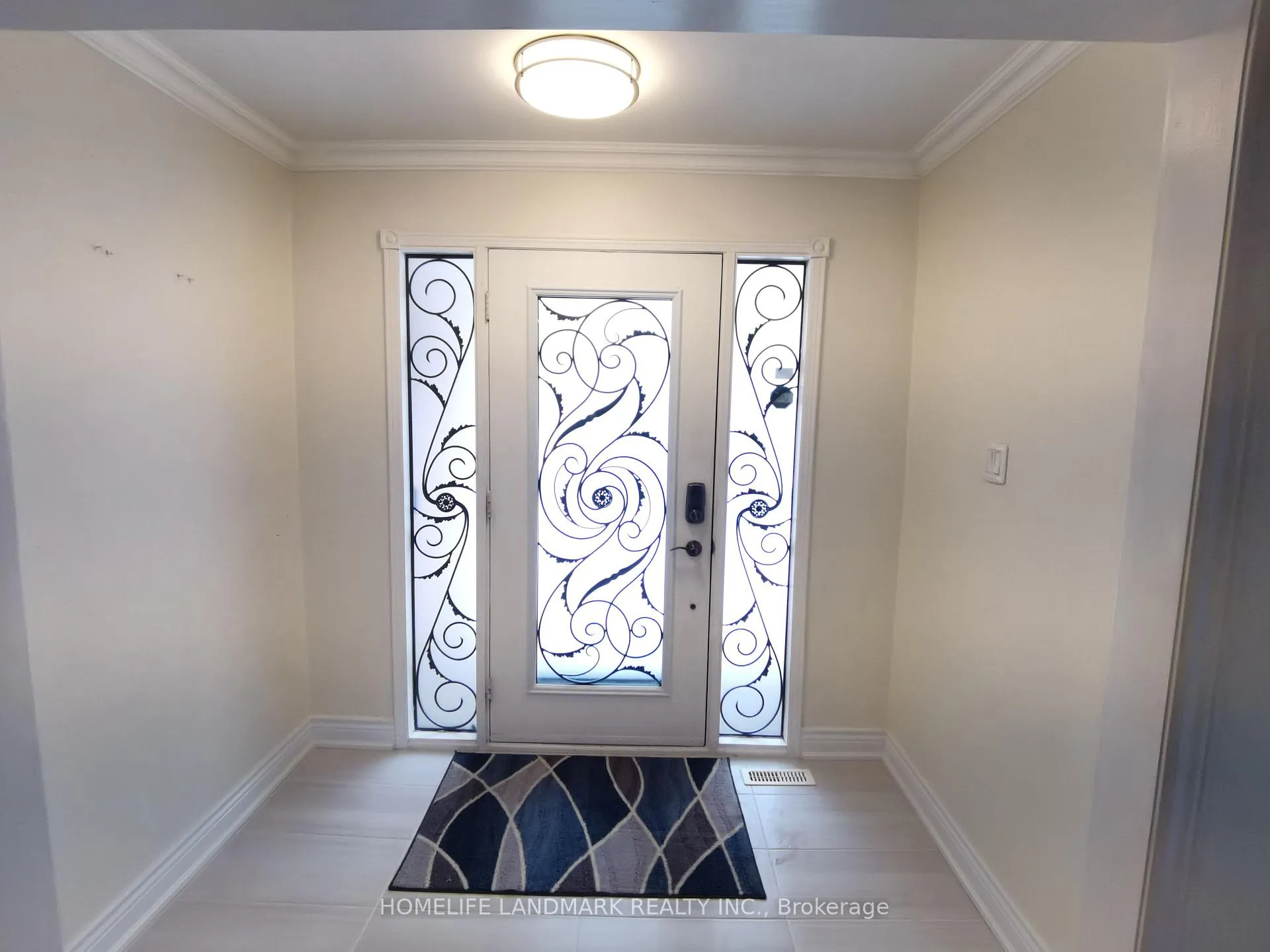 Photo 3 of 45 Autumn Way E, Aurora, Aurora Heights — HOMEH