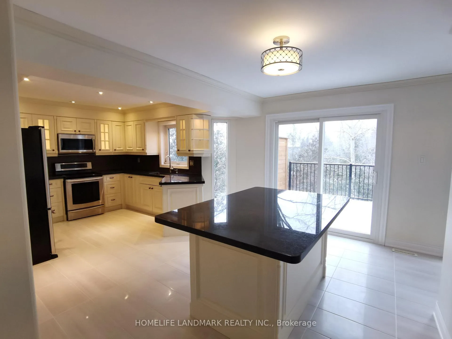 Photo 5 of 45 Autumn Way E, Aurora, Aurora Heights — HOMEH