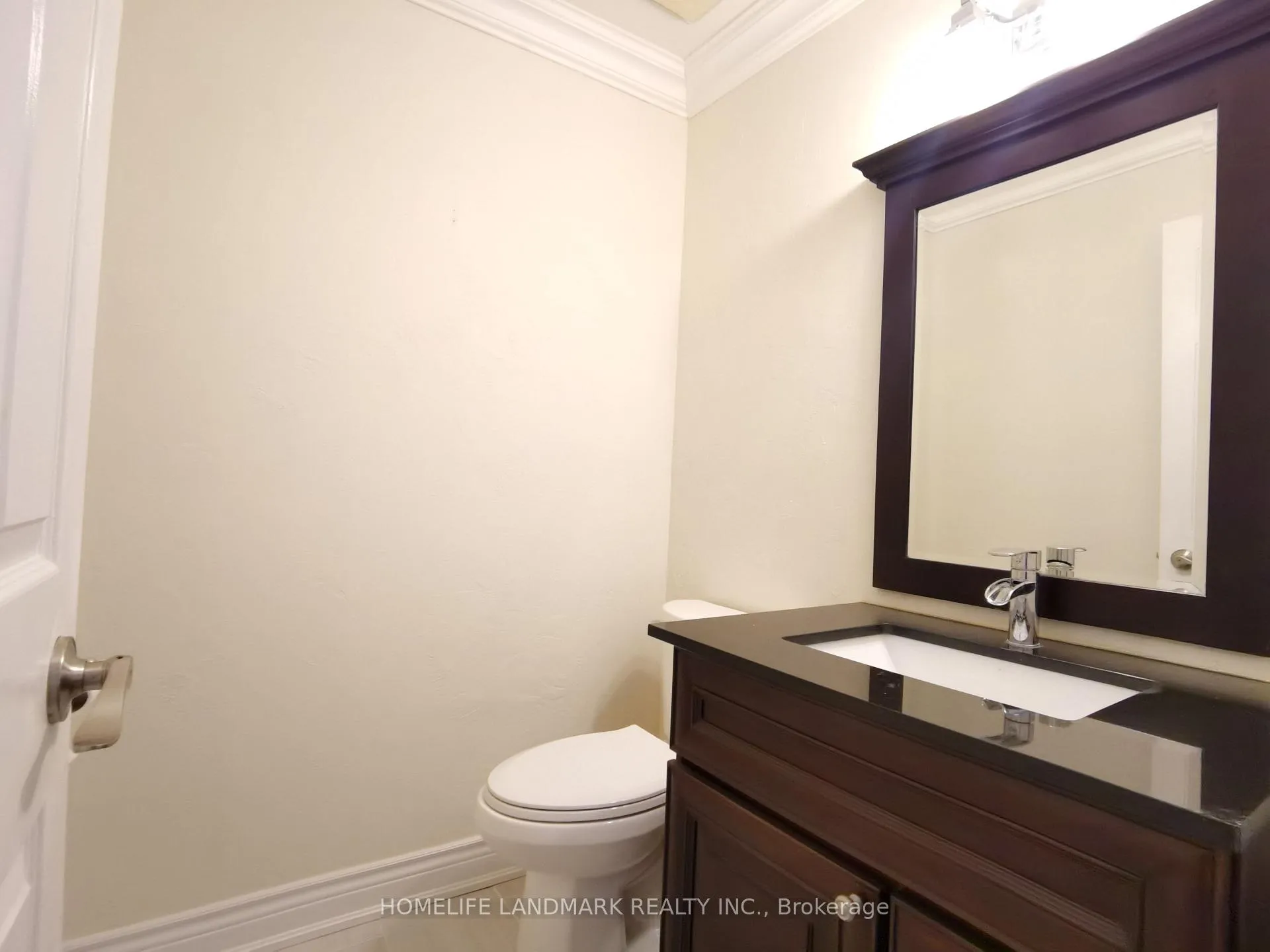 Photo 14 of 45 Autumn Way E, Aurora, Aurora Heights — HOMEH
