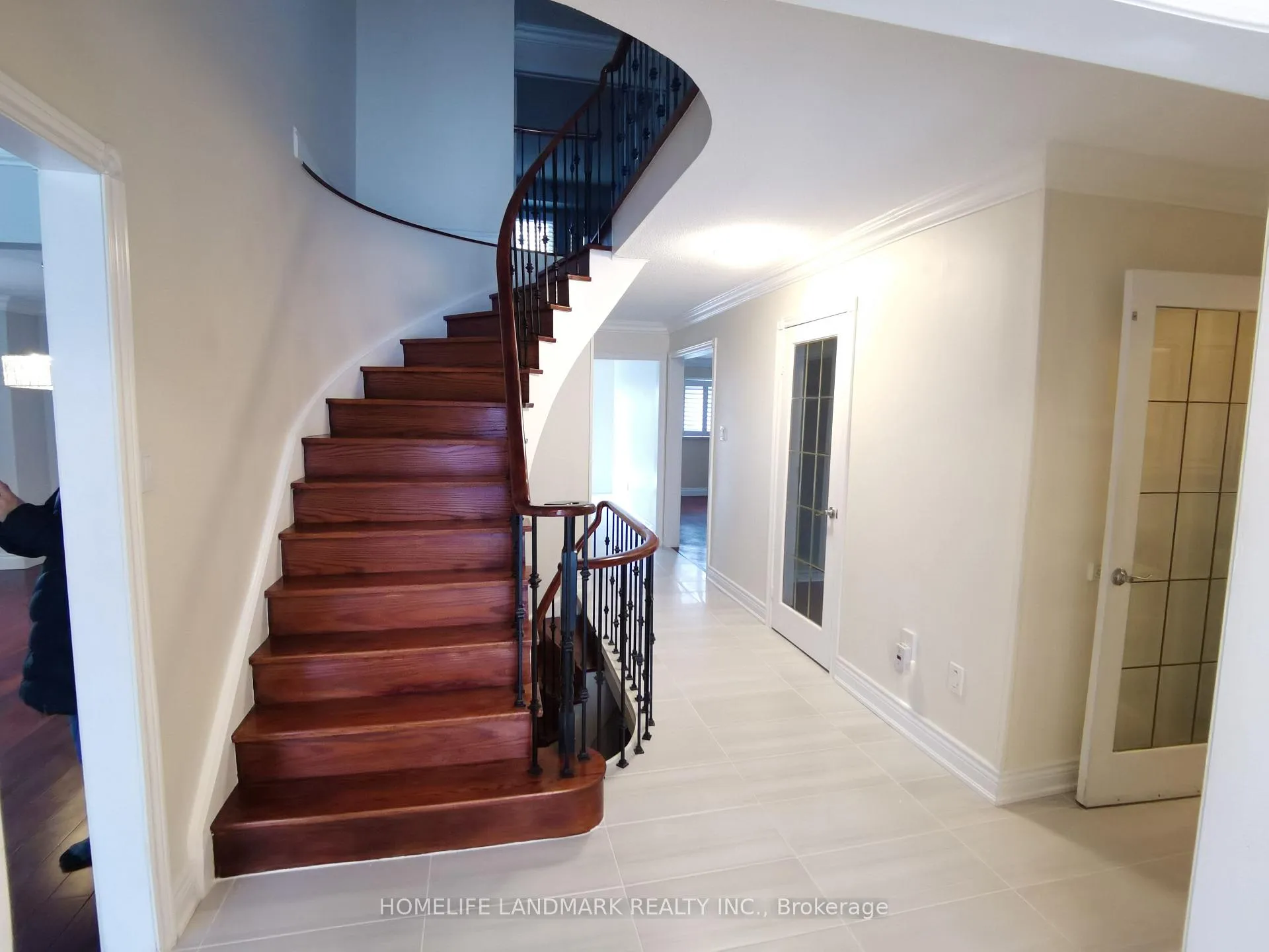 Photo 17 of 45 Autumn Way E, Aurora, Aurora Heights — HOMEH