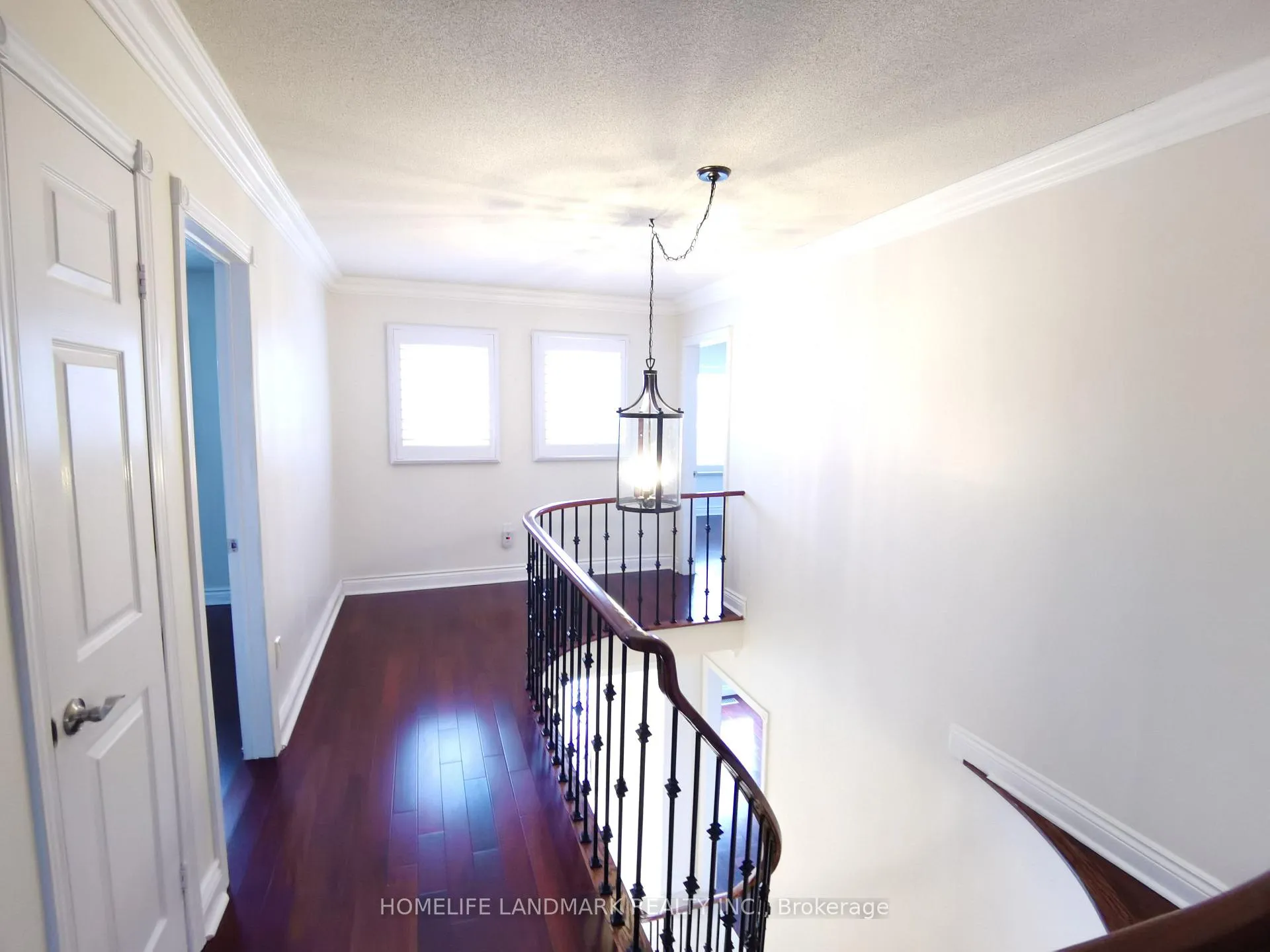 Photo 18 of 45 Autumn Way E, Aurora, Aurora Heights — HOMEH