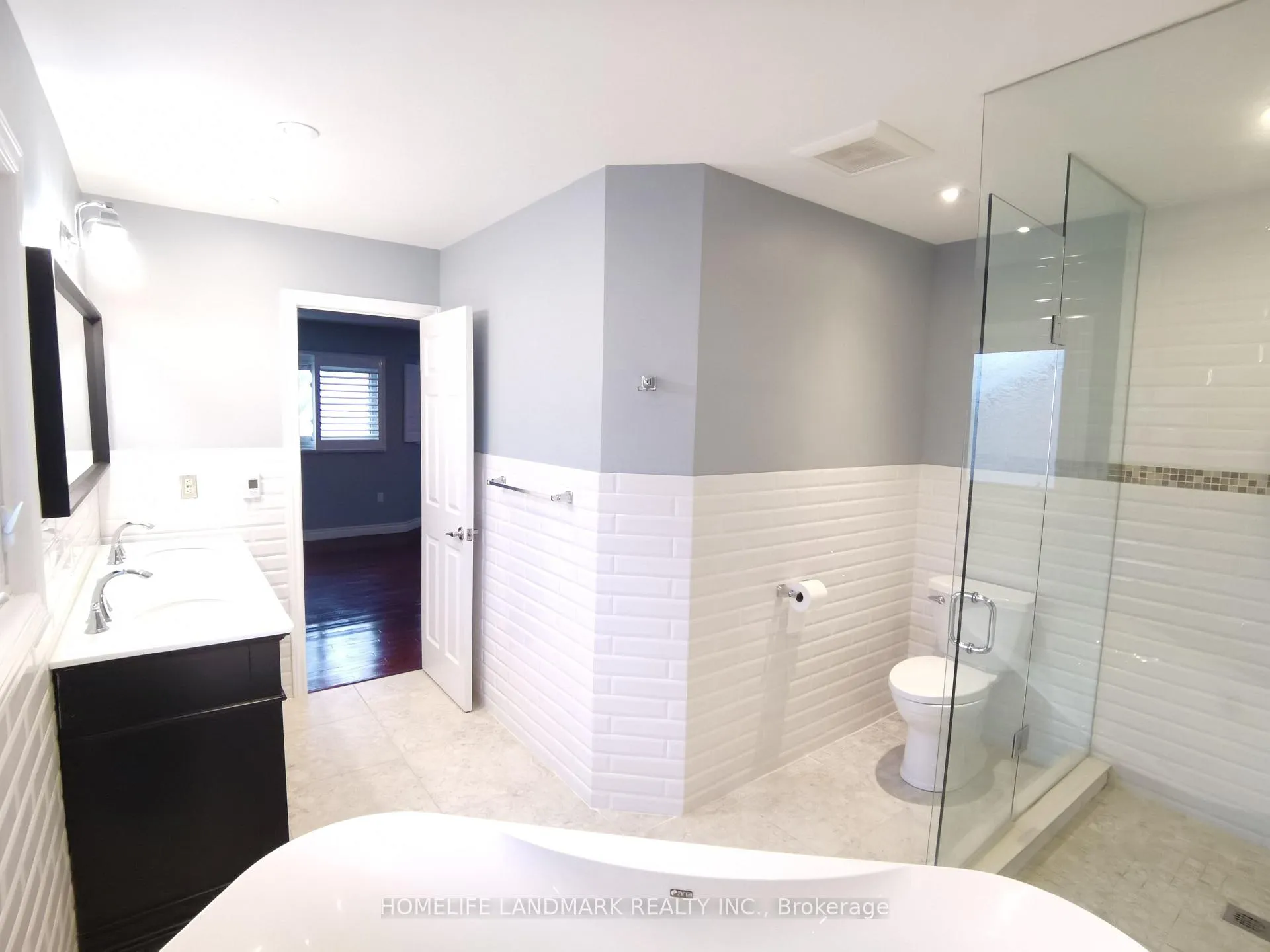 Photo 22 of 45 Autumn Way E, Aurora, Aurora Heights — HOMEH