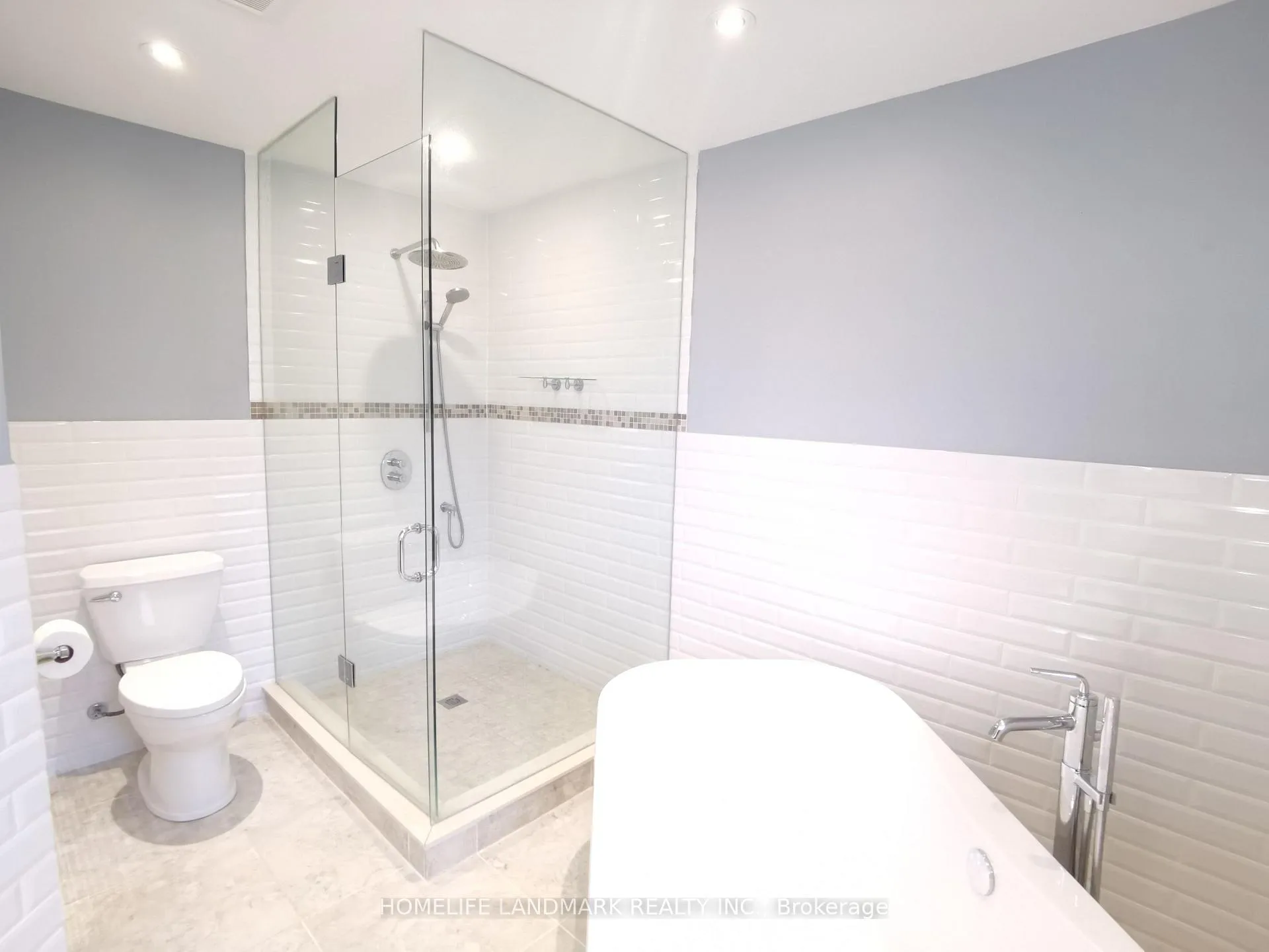 Photo 23 of 45 Autumn Way E, Aurora, Aurora Heights — HOMEH