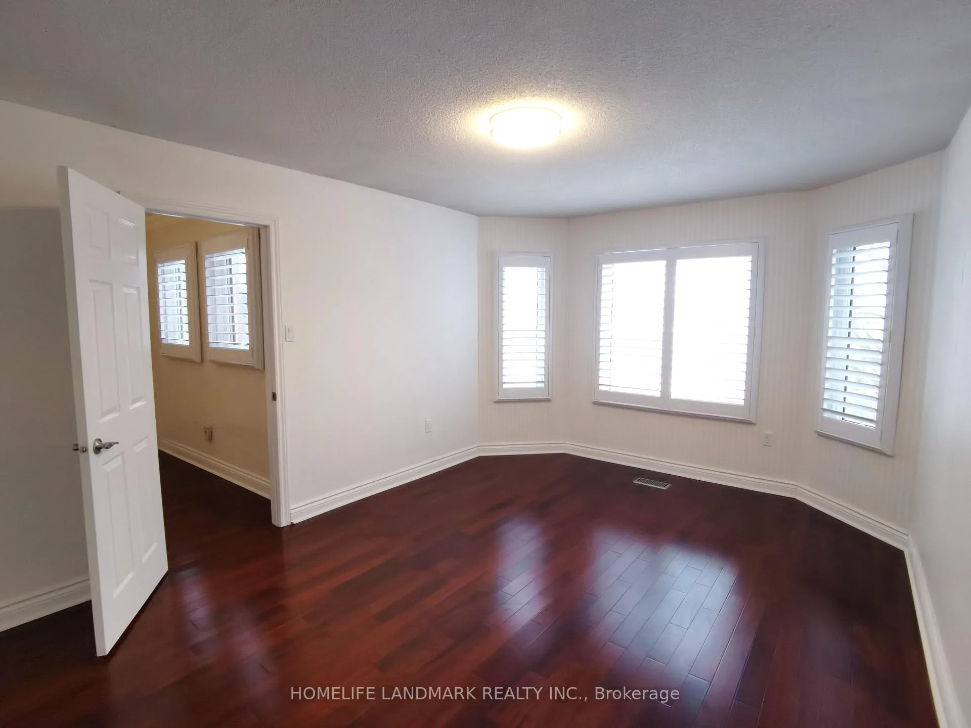 Photo 26 of 45 Autumn Way E, Aurora, Aurora Heights — HOMEH