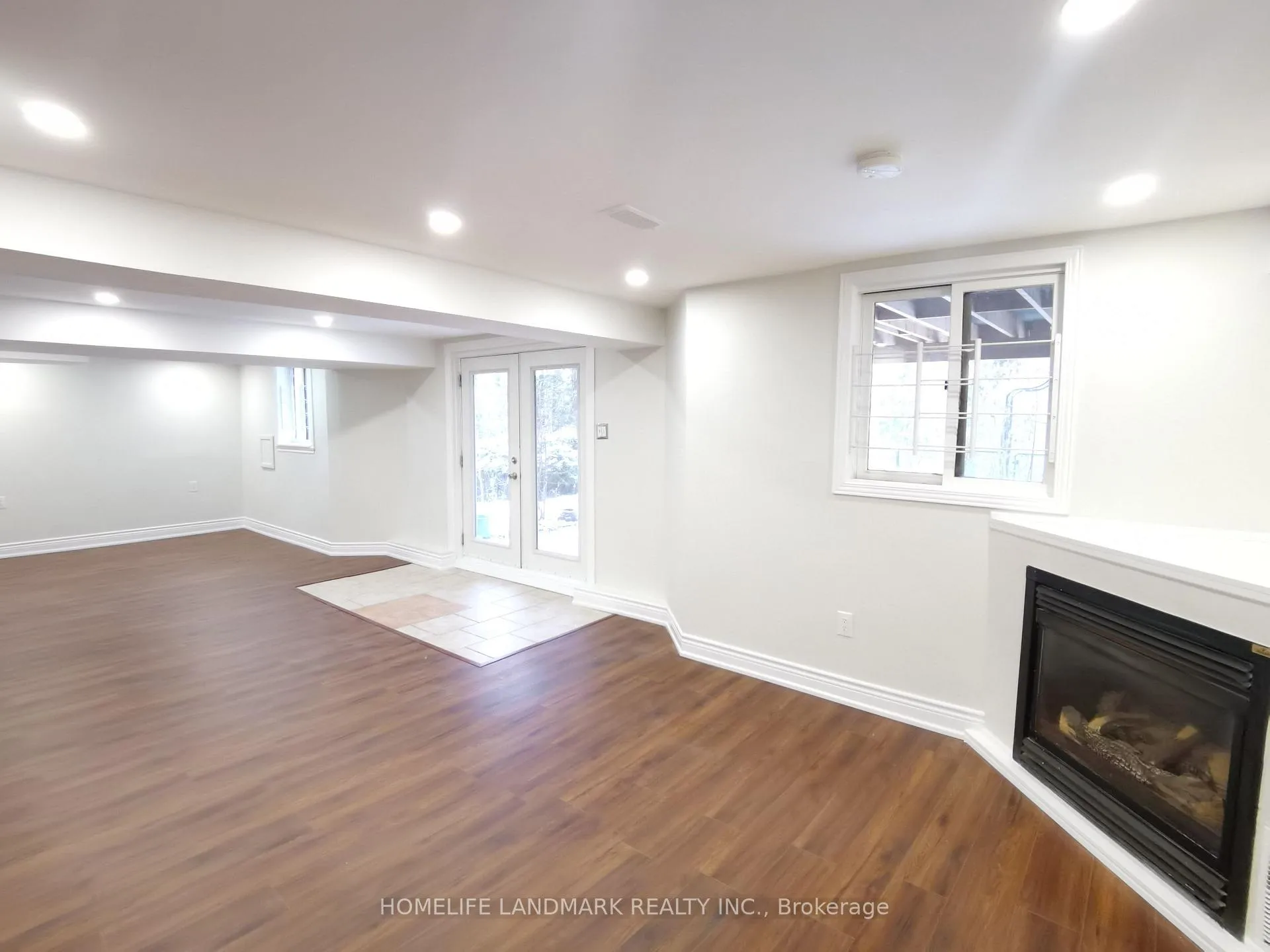Photo 37 of 45 Autumn Way E, Aurora, Aurora Heights — HOMEH
