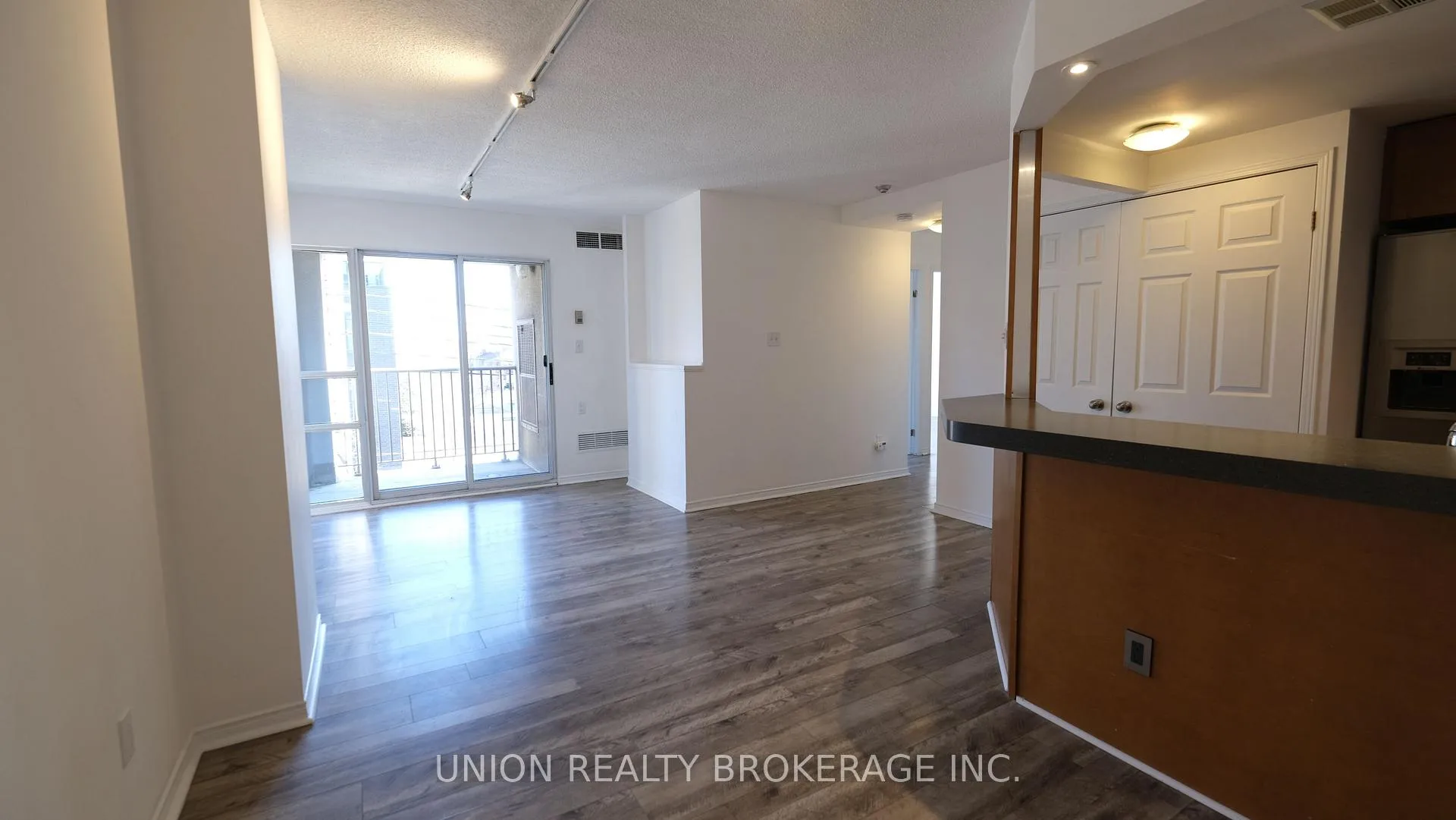 Photo 2 of Unit 301, 716 Kingston Road, Toronto, The Beaches — HOMEH