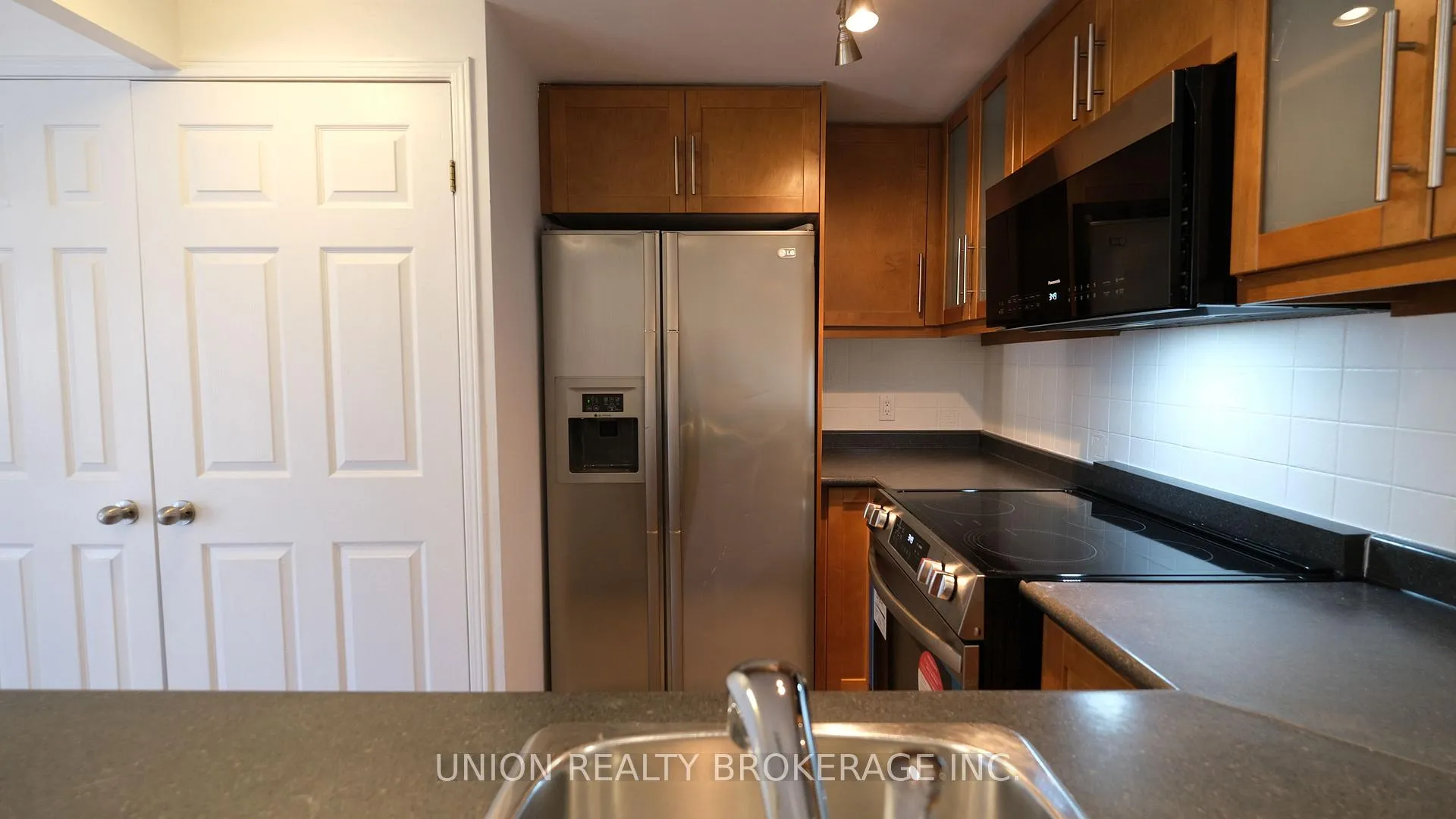 Photo 8 of Unit 301, 716 Kingston Road, Toronto, The Beaches — HOMEH