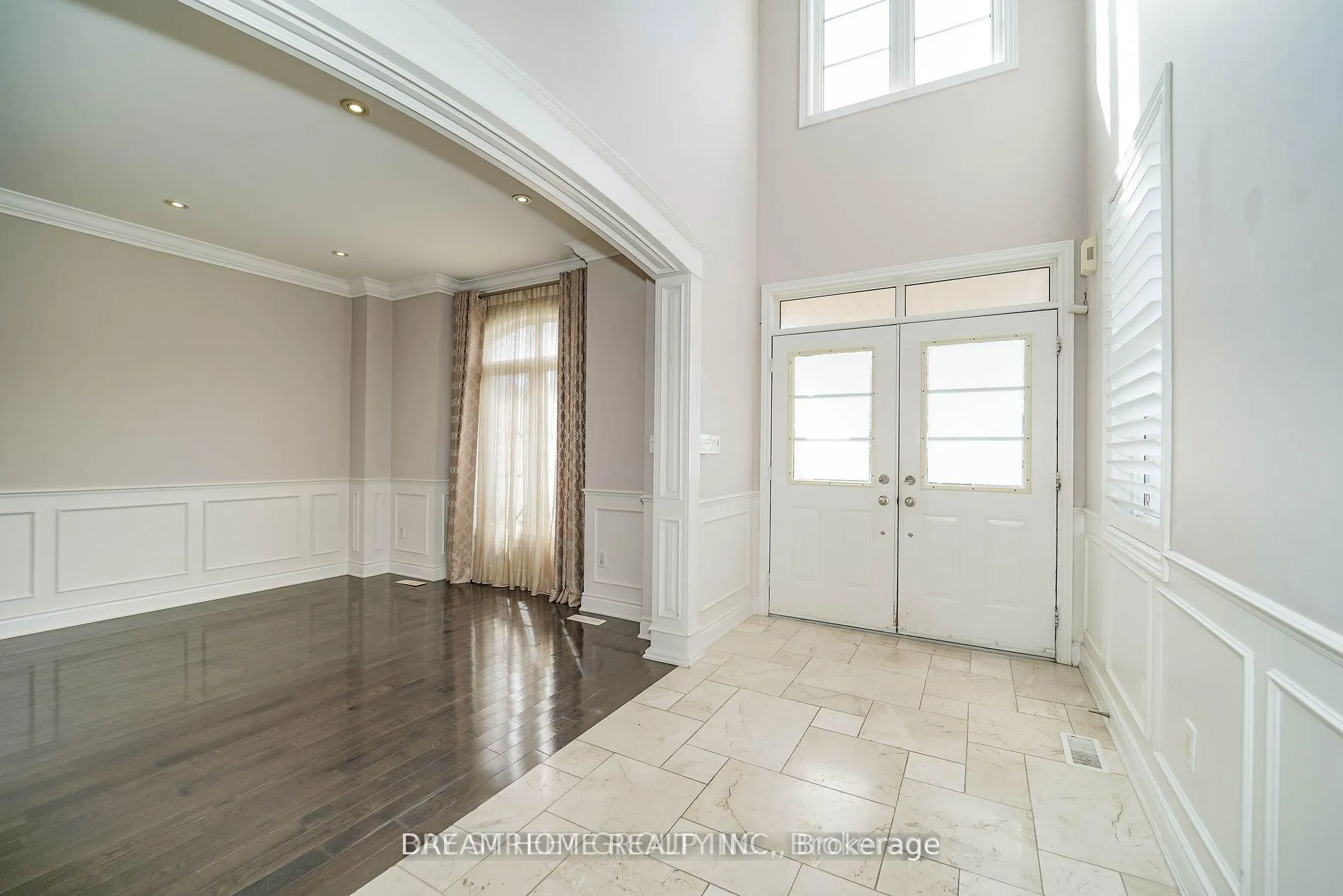 Photo 5 of 116 Foxwood Road, Vaughan, Patterson — HOMEH