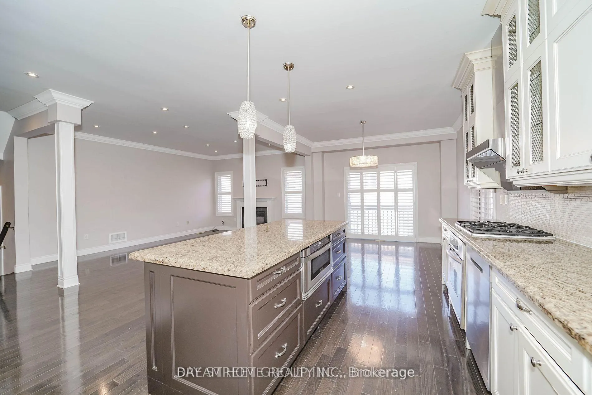 Photo 9 of 116 Foxwood Road, Vaughan, Patterson — HOMEH