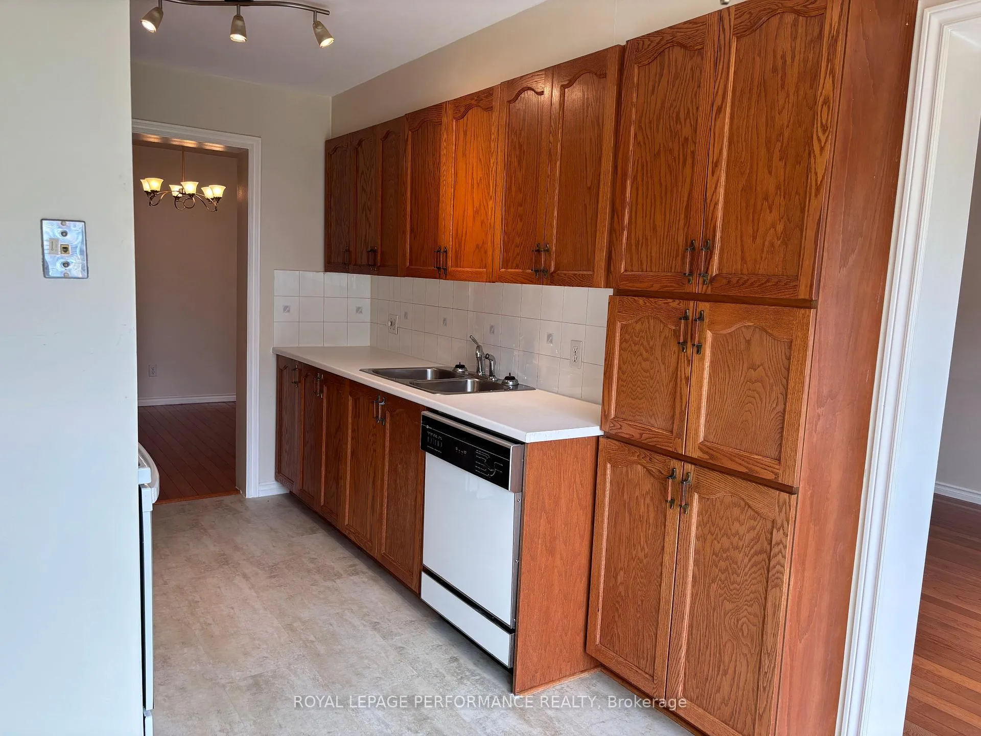 Photo 8 of Unit 6, 6183 Red Willow Drive, Ottawa, Chapel Hill — HOMEH