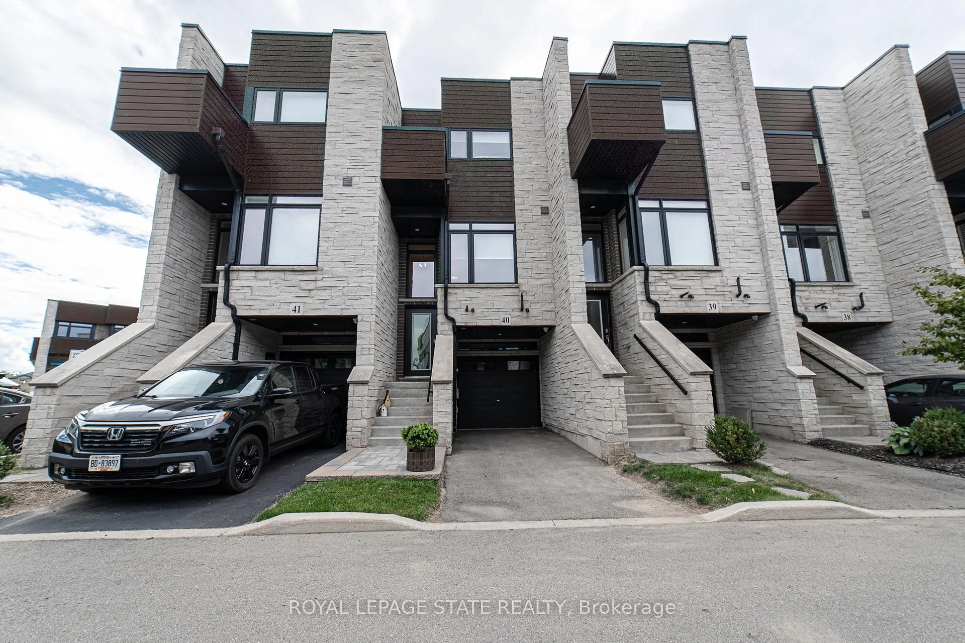 Photo 2 of Unit 40, 35 Midhurst Heights, Hamilton, Stoney Creek — HOMEH