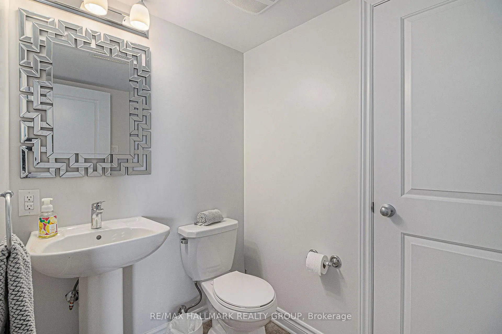 Photo 5 of Unit B, 735 Magnolia Street, Ottawa, Avalon West — HOMEH