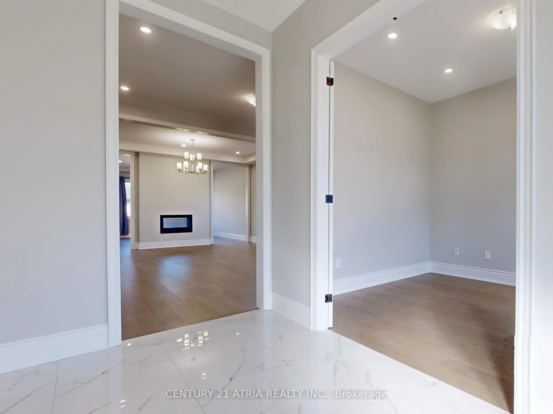 Photo 3 of 233 Conklin Crescent, Aurora, Rural Aurora — HOMEH