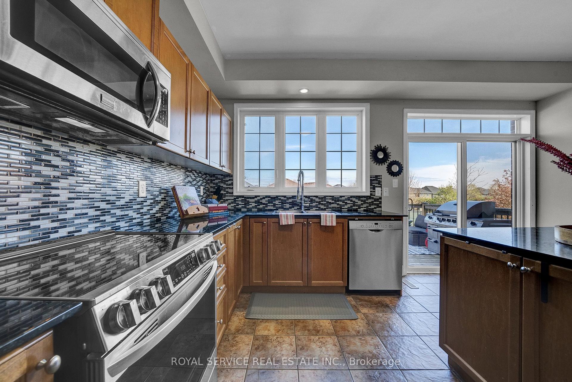 Photo 10 of 35 Alldread Crescent, Clarington, Newcastle — HOMEH