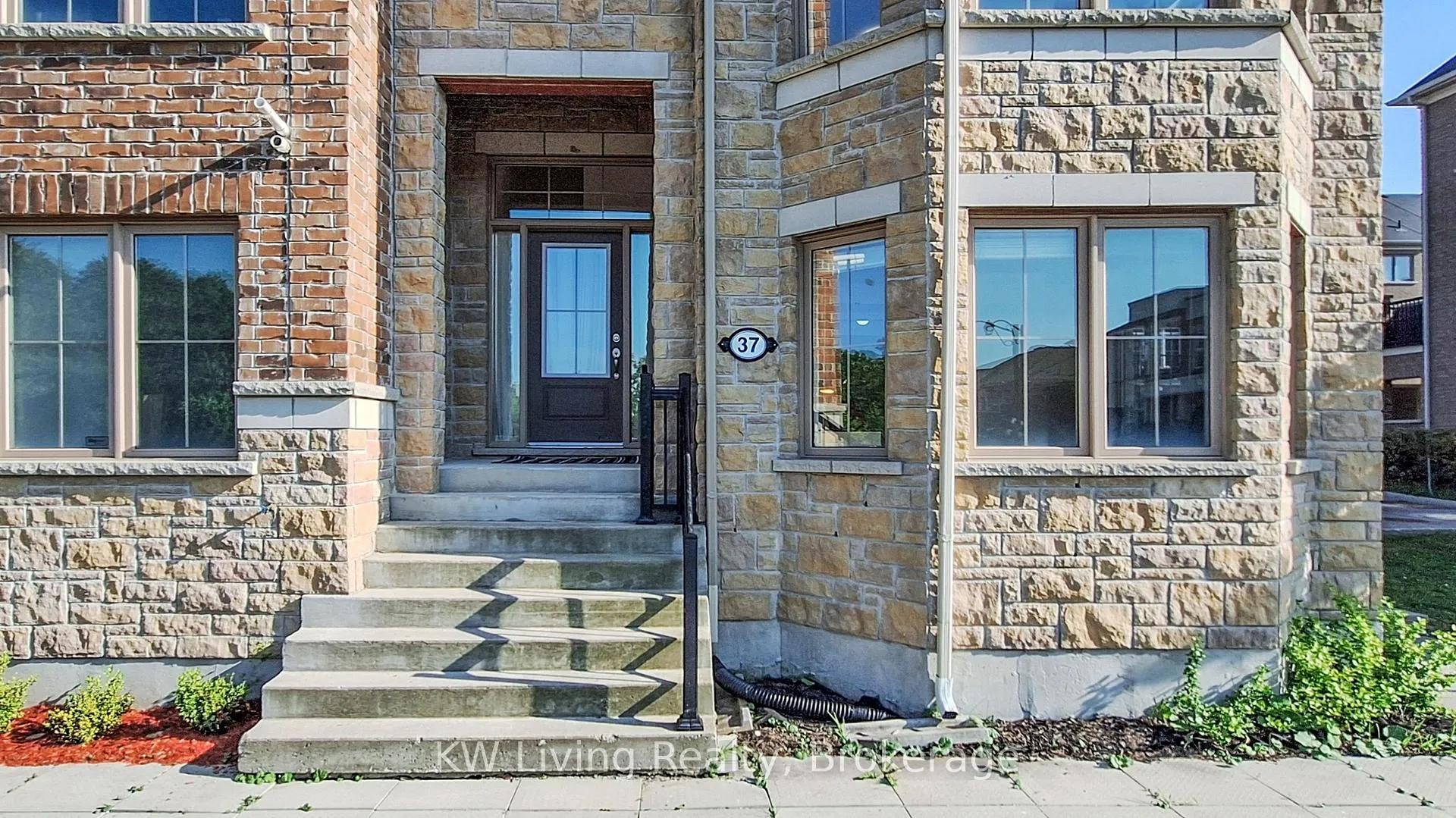 Photo 2 of 37 Rougeview Park Crescent, Markham, Greensborough — HOMEH