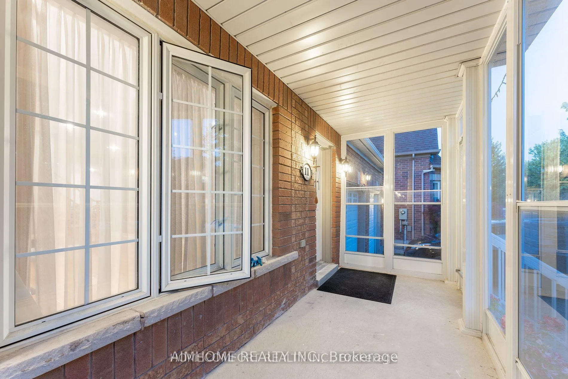 Photo 2 of 11 Sunburst Crescent, Markham, Greensborough — HOMEH