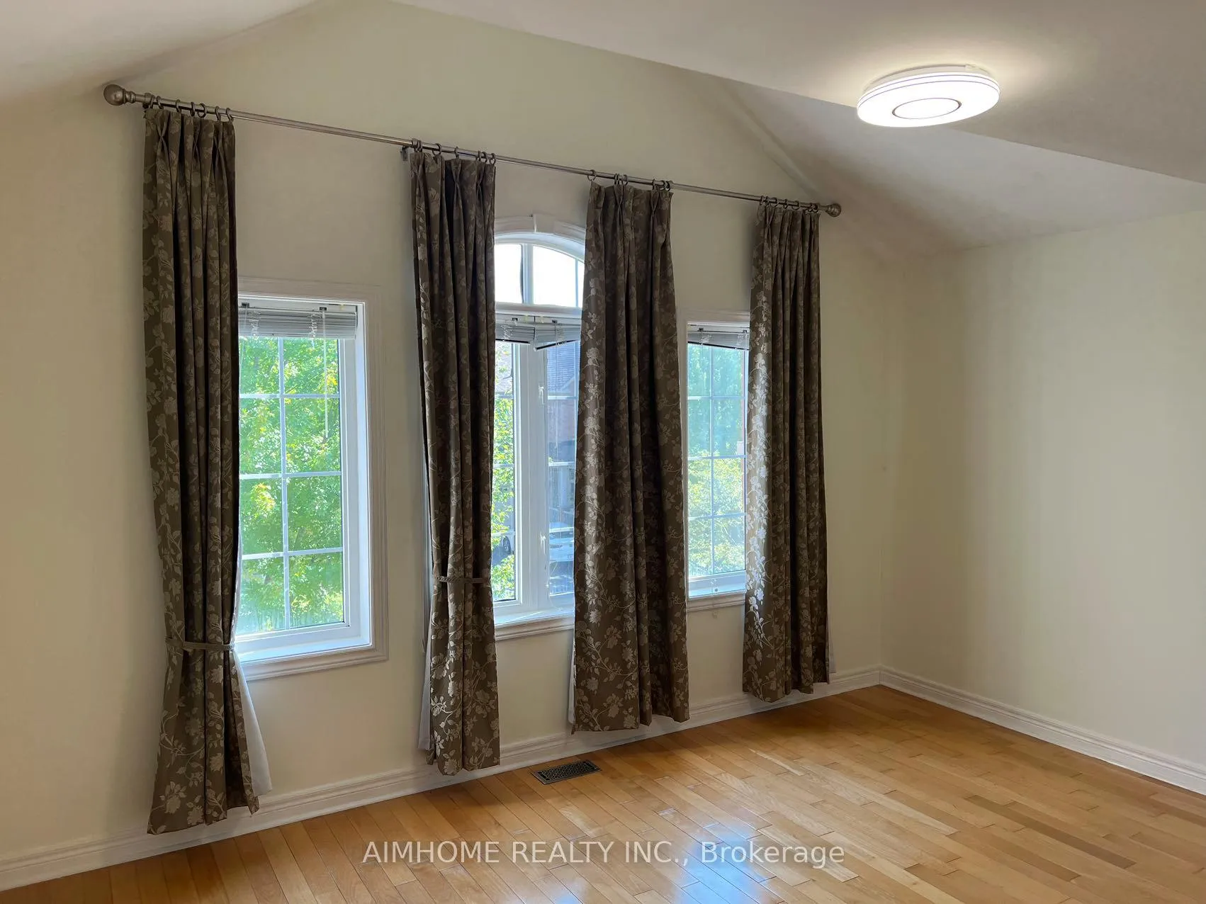 Photo 6 of 11 Sunburst Crescent, Markham, Greensborough — HOMEH