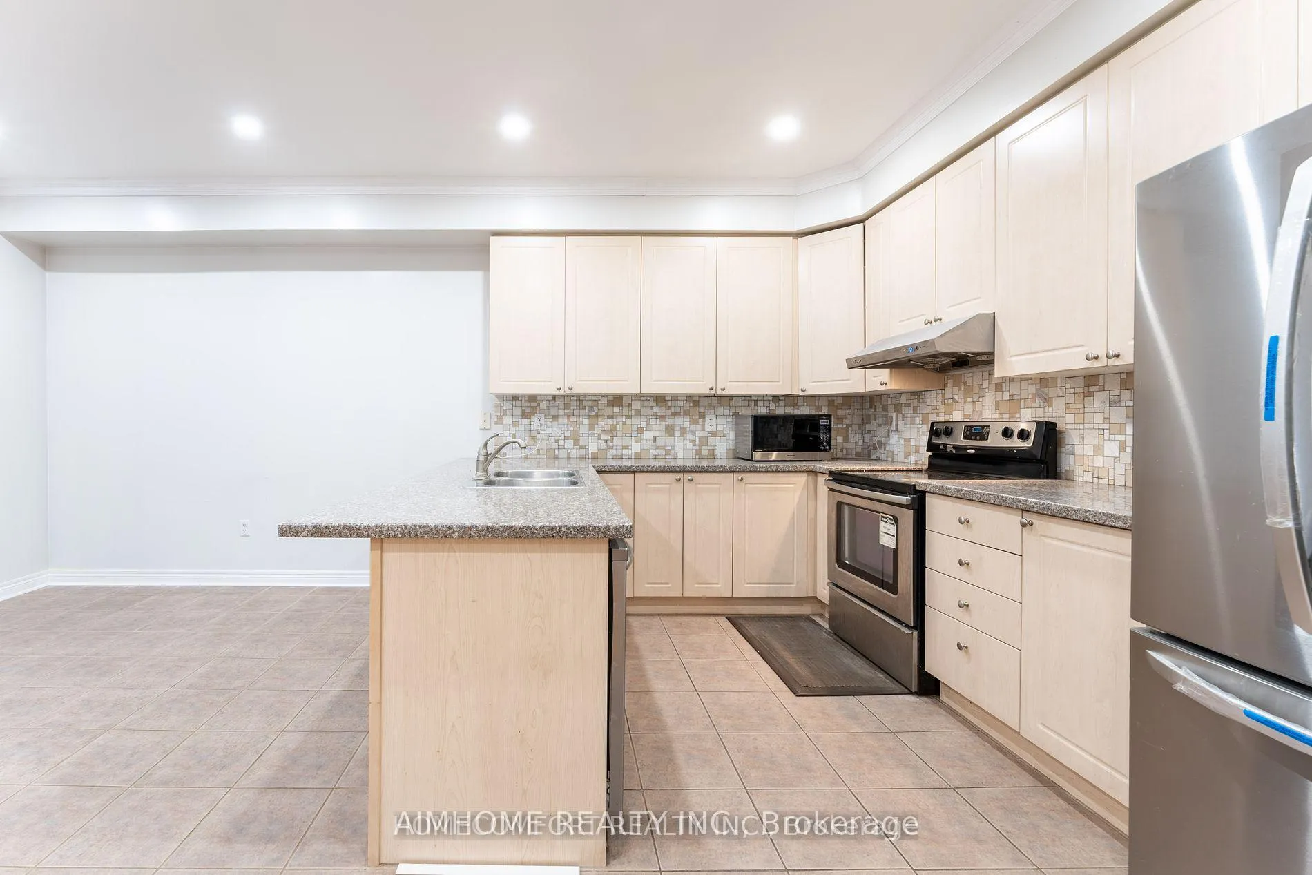 Photo 9 of 11 Sunburst Crescent, Markham, Greensborough — HOMEH