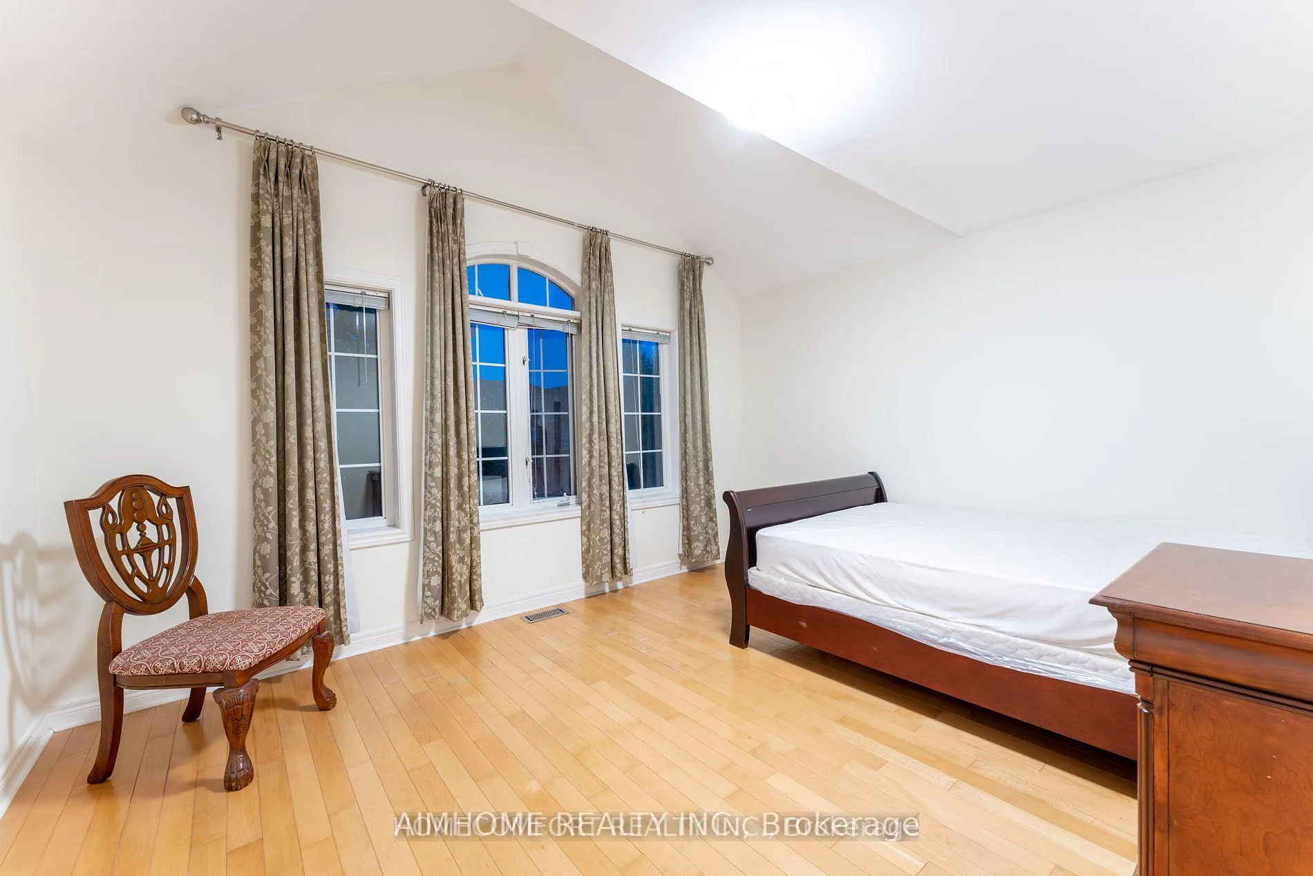 Photo 10 of 11 Sunburst Crescent, Markham, Greensborough — HOMEH