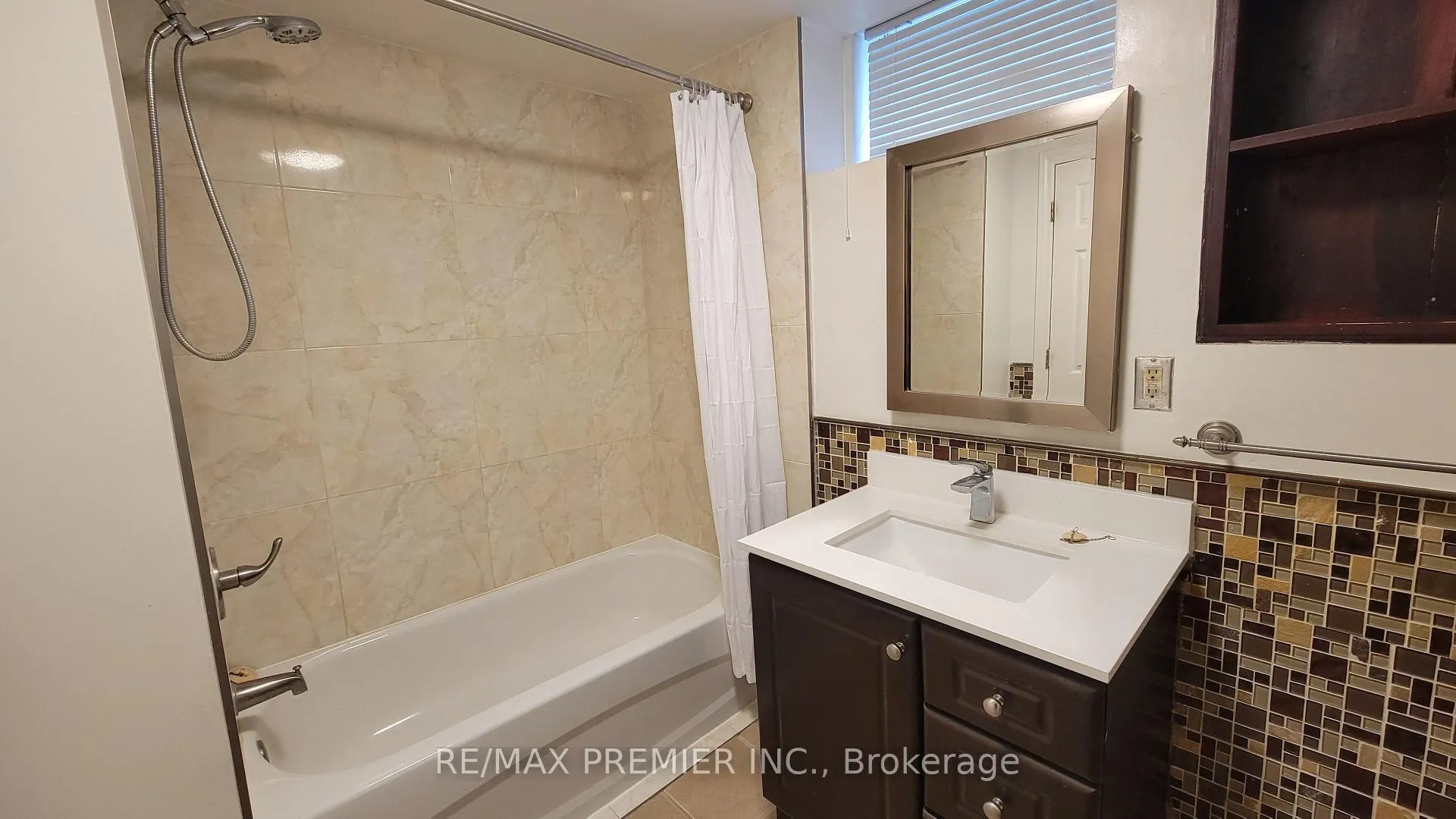 Photo 13 of Unit Bsmnt, 8 Laurentide Avenue, Aurora, Aurora Heights — HOMEH