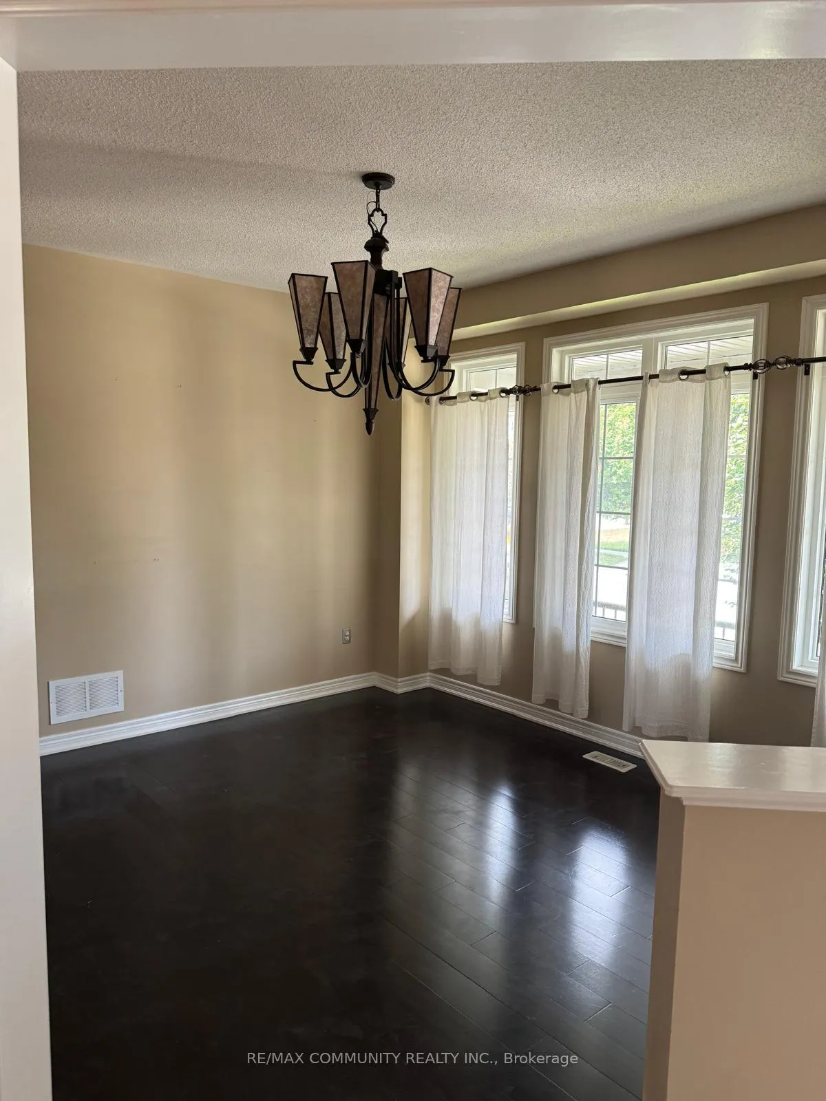 Photo 11 of Unit Main, 19 Lewis Honey Drive, Aurora, Bayview Northeast — HOMEH