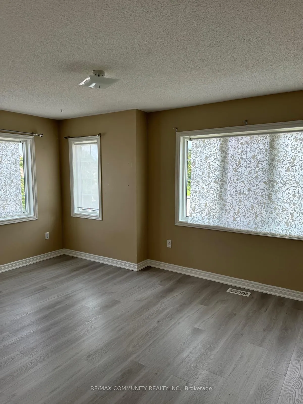 Photo 15 of Unit Main, 19 Lewis Honey Drive, Aurora, Bayview Northeast — HOMEH